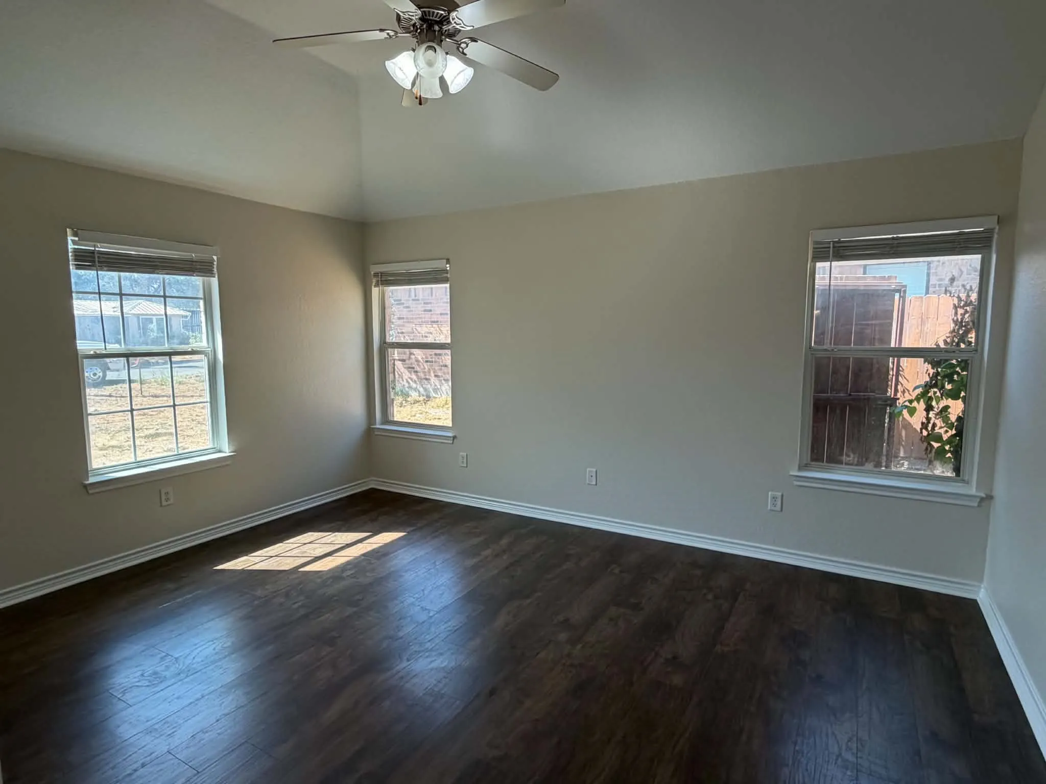 Single Family Residence For Sale in Erath County , 1231 W Hyman Street, Stephenville, Texas 76401, 3 Bedroom, 2 Bathroom, 4 Garage spaces, 1,252 Sqft, built in 2007, mls#21376650, Real Estate Agent in Stephenville, Homes For Sale in Erath county, Homes For Sale in Stephenville, Realtor in Stephenville Texas, Real Estate Brokerage Independent Realty Texas, Luminita Cordes Realtor