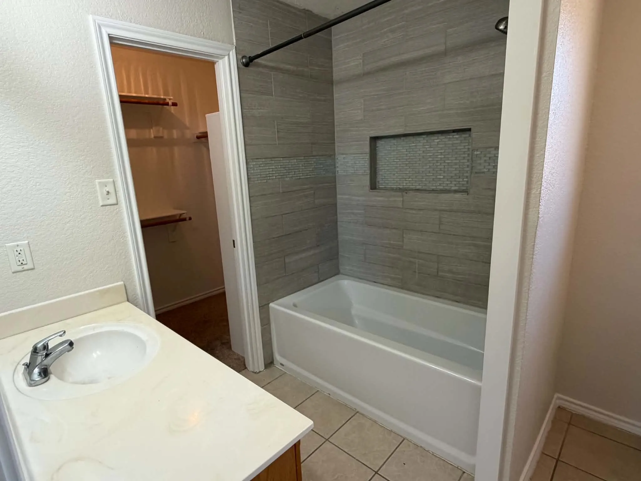 Single Family Residence For Sale in Erath County , 1231 W Hyman Street, Stephenville, Texas 76401, 3 Bedroom, 2 Bathroom, 4 Garage spaces, 1,252 Sqft, built in 2007, mls#21376650, Real Estate Agent in Stephenville, Homes For Sale in Erath county, Homes For Sale in Stephenville, Realtor in Stephenville Texas, Real Estate Brokerage Independent Realty Texas, Luminita Cordes Realtor