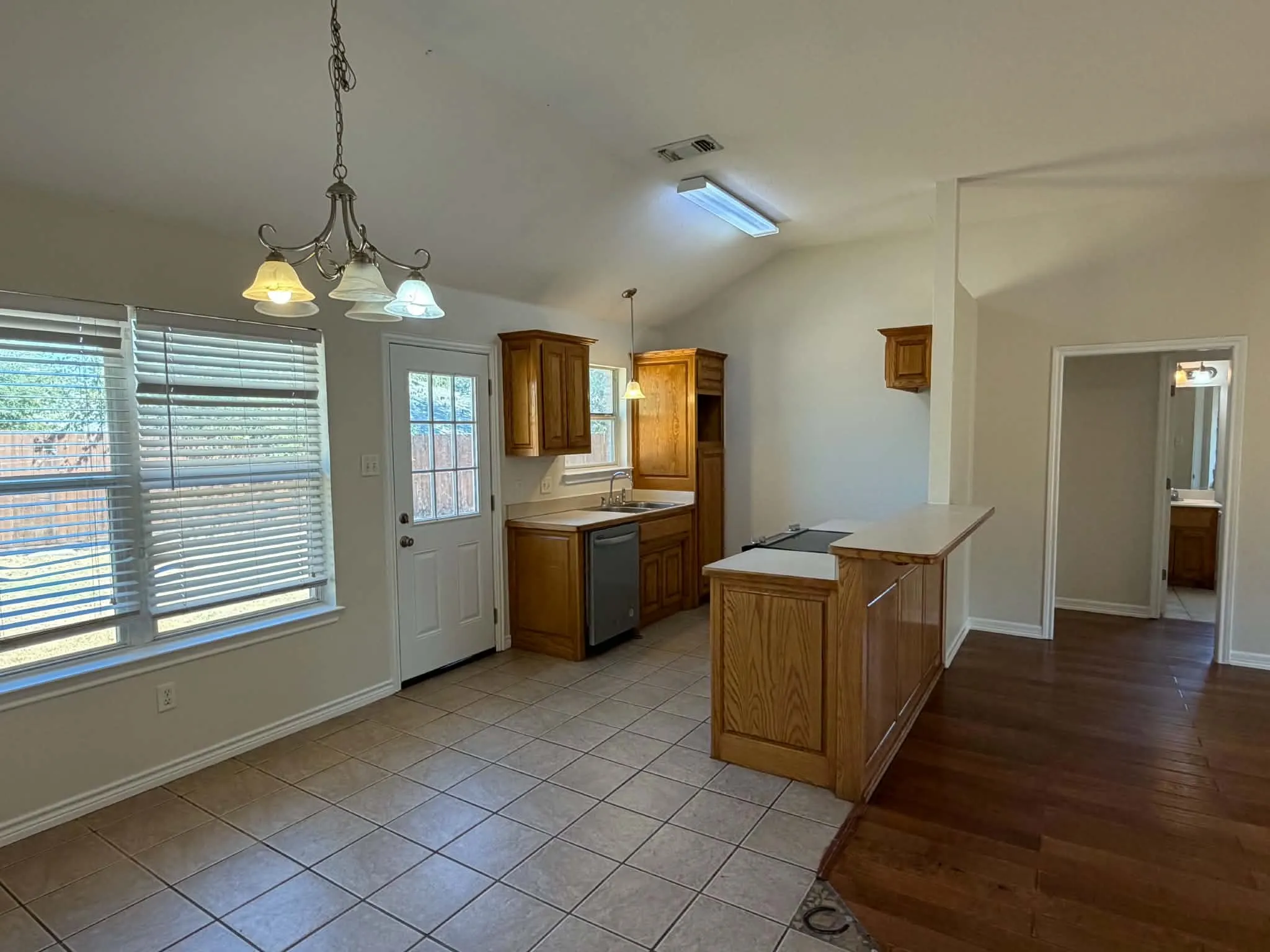 Single Family Residence For Sale in Erath County , 1231 W Hyman Street, Stephenville, Texas 76401, 3 Bedroom, 2 Bathroom, 4 Garage spaces, 1,252 Sqft, built in 2007, mls#21376650, Real Estate Agent in Stephenville, Homes For Sale in Erath county, Homes For Sale in Stephenville, Realtor in Stephenville Texas, Real Estate Brokerage Independent Realty Texas, Luminita Cordes Realtor