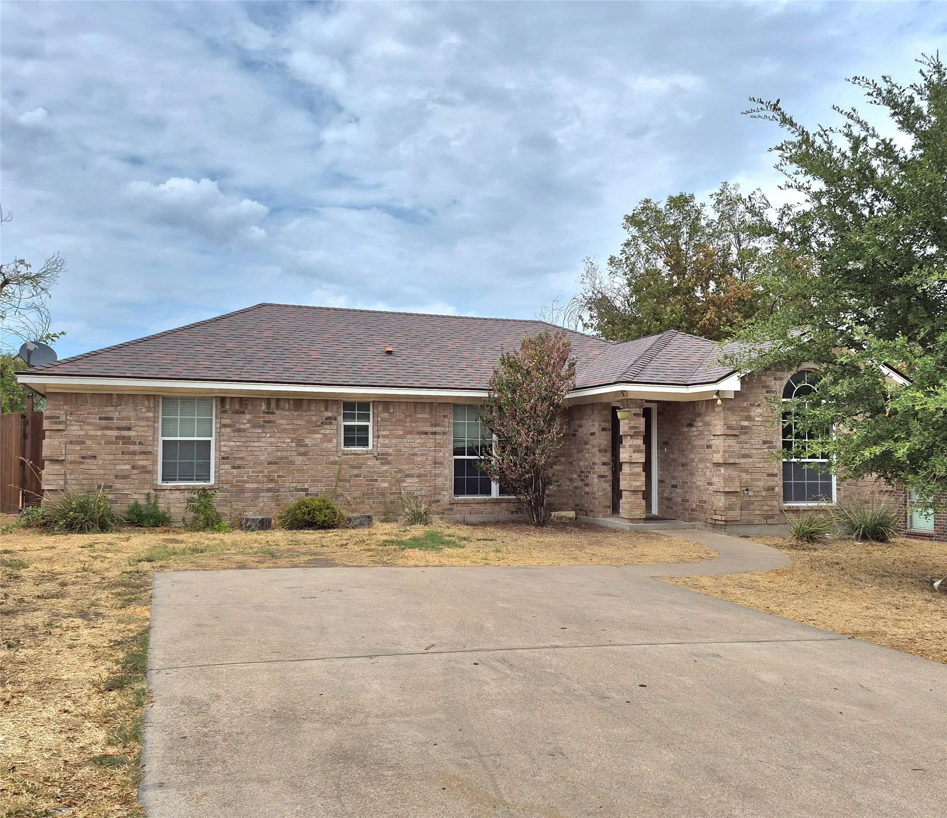 Single Family Residence For Sale in Erath County , 1231 W Hyman Street, Stephenville, Texas 76401, 3 Bedroom, 2 Bathroom, 4 Garage spaces, 1,252 Sqft, built in 2007, mls#21376650, Real Estate Agent in Stephenville, Homes For Sale in Erath county, Homes For Sale in Stephenville, Realtor in Stephenville Texas, Real Estate Brokerage Independent Realty Texas, Luminita Cordes Realtor