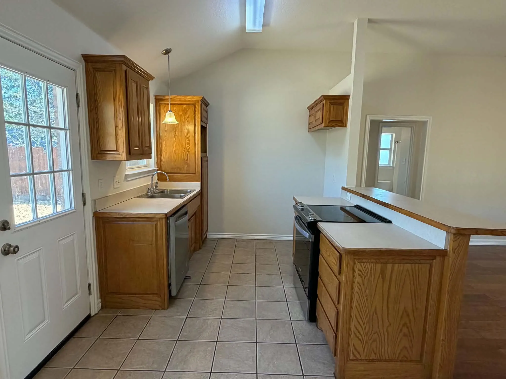 Single Family Residence For Sale in Erath County , 1231 W Hyman Street, Stephenville, Texas 76401, 3 Bedroom, 2 Bathroom, 4 Garage spaces, 1,252 Sqft, built in 2007, mls#21376650, Real Estate Agent in Stephenville, Homes For Sale in Erath county, Homes For Sale in Stephenville, Realtor in Stephenville Texas, Real Estate Brokerage Independent Realty Texas, Luminita Cordes Realtor