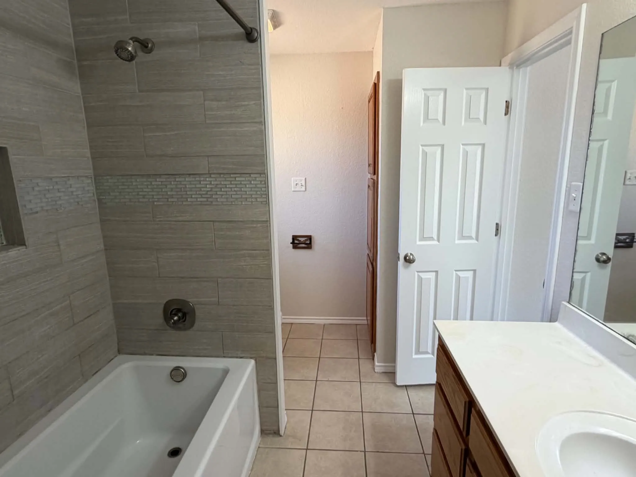 Single Family Residence For Sale in Erath County , 1231 W Hyman Street, Stephenville, Texas 76401, 3 Bedroom, 2 Bathroom, 4 Garage spaces, 1,252 Sqft, built in 2007, mls#21376650, Real Estate Agent in Stephenville, Homes For Sale in Erath county, Homes For Sale in Stephenville, Realtor in Stephenville Texas, Real Estate Brokerage Independent Realty Texas, Luminita Cordes Realtor