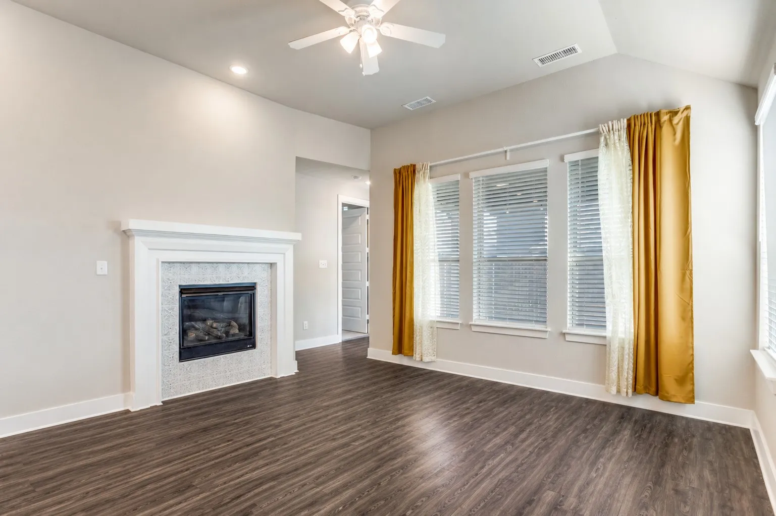 Single Family Residence For Sale in Denton County , 1904 Dappled Grey Avenue, Aubrey, Texas 76227, 3 Bedroom, 3 Bathroom, 2 Garage spaces, 1,972 Sqft, built in 2022, mls#21378973, Real Estate Agent in Aubrey, Homes For Sale in Denton county, Homes For Sale in Aubrey, Realtor in Aubrey Texas, Real Estate Brokerage Independent Realty Texas, Luminita Cordes Realtor