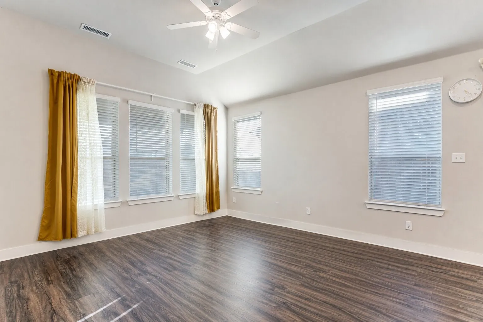 Single Family Residence For Sale in Denton County , 1904 Dappled Grey Avenue, Aubrey, Texas 76227, 3 Bedroom, 3 Bathroom, 2 Garage spaces, 1,972 Sqft, built in 2022, mls#21378973, Real Estate Agent in Aubrey, Homes For Sale in Denton county, Homes For Sale in Aubrey, Realtor in Aubrey Texas, Real Estate Brokerage Independent Realty Texas, Luminita Cordes Realtor