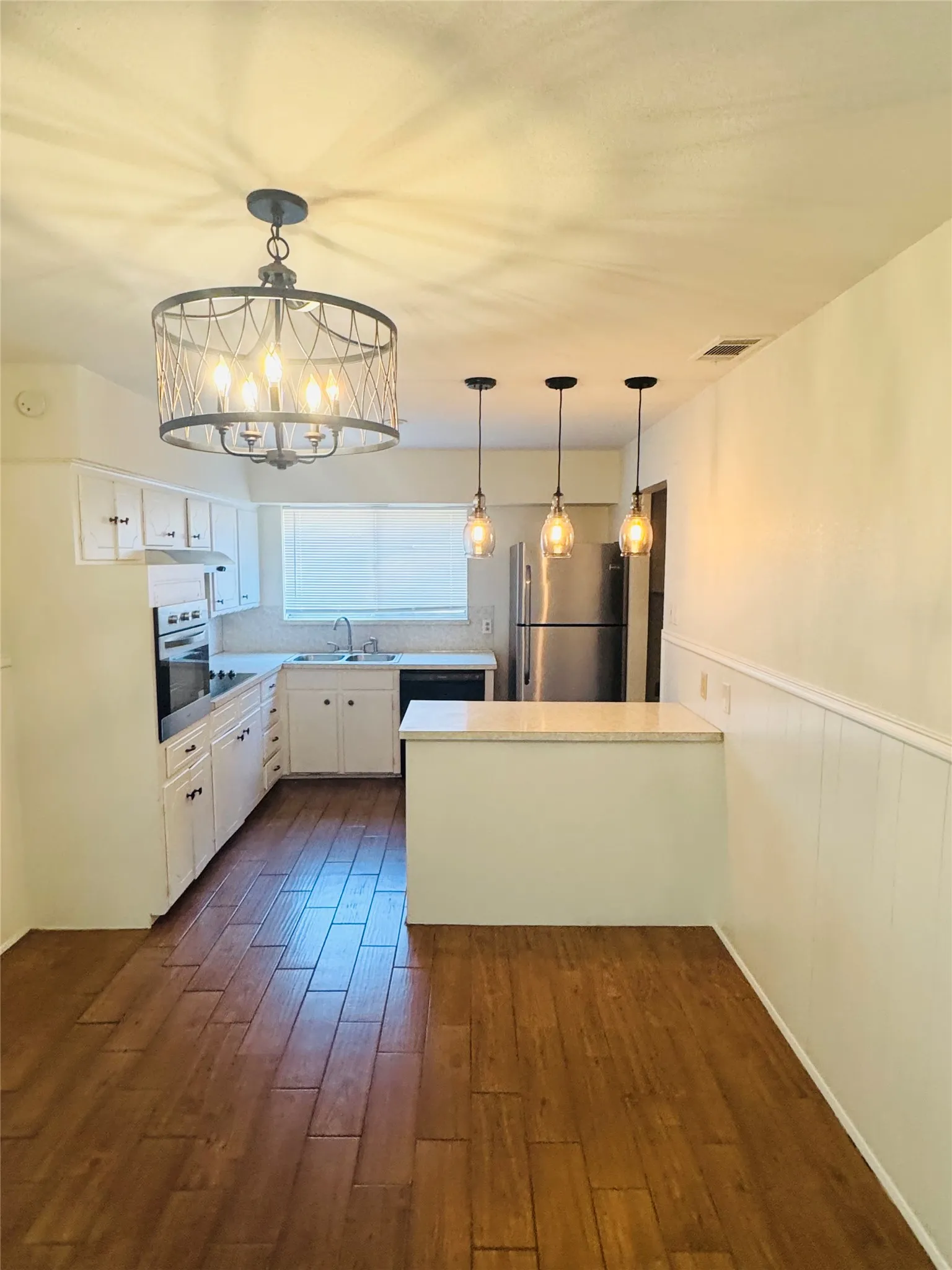 Single Family Residence For Rent in Dallas County , 1518 Carroll Drive, Garland, Texas 75041, 3 Bedroom, 2 Bathroom, 2 Garage spaces, 1,859 Sqft, built in 1968, mls#21378797, Real Estate Agent in Garland, Homes For Rent in Dallas county, Homes For Rent in Garland, Realtor in Garland Texas, Real Estate Brokerage Independent Realty Texas, Luminita Cordes Realtor