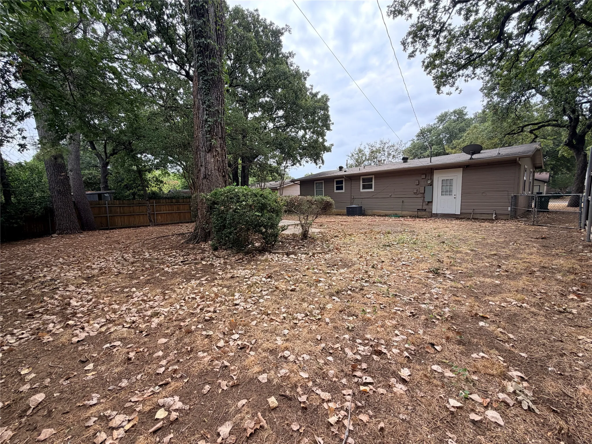 Single Family Residence For Rent in Tarrant County , 1013 W Tucker Boulevard, Arlington, Texas 76013, 4 Bedroom, 1 Bathroom, Garage spaces, 1,178 Sqft, built in 1955, mls#21378719, Real Estate Agent in Arlington, Homes For Rent in Tarrant county, Homes For Rent in Arlington, Realtor in Arlington Texas, Real Estate Brokerage Independent Realty Texas, Luminita Cordes Realtor