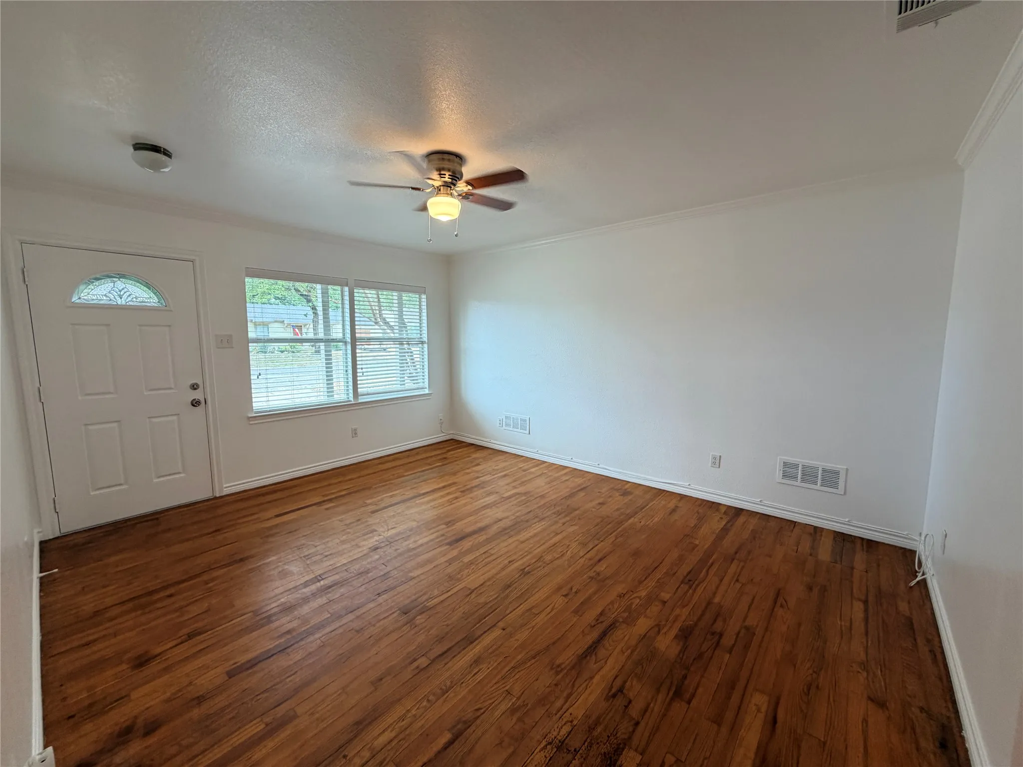 Single Family Residence For Rent in Tarrant County , 1013 W Tucker Boulevard, Arlington, Texas 76013, 4 Bedroom, 1 Bathroom, Garage spaces, 1,178 Sqft, built in 1955, mls#21378719, Real Estate Agent in Arlington, Homes For Rent in Tarrant county, Homes For Rent in Arlington, Realtor in Arlington Texas, Real Estate Brokerage Independent Realty Texas, Luminita Cordes Realtor