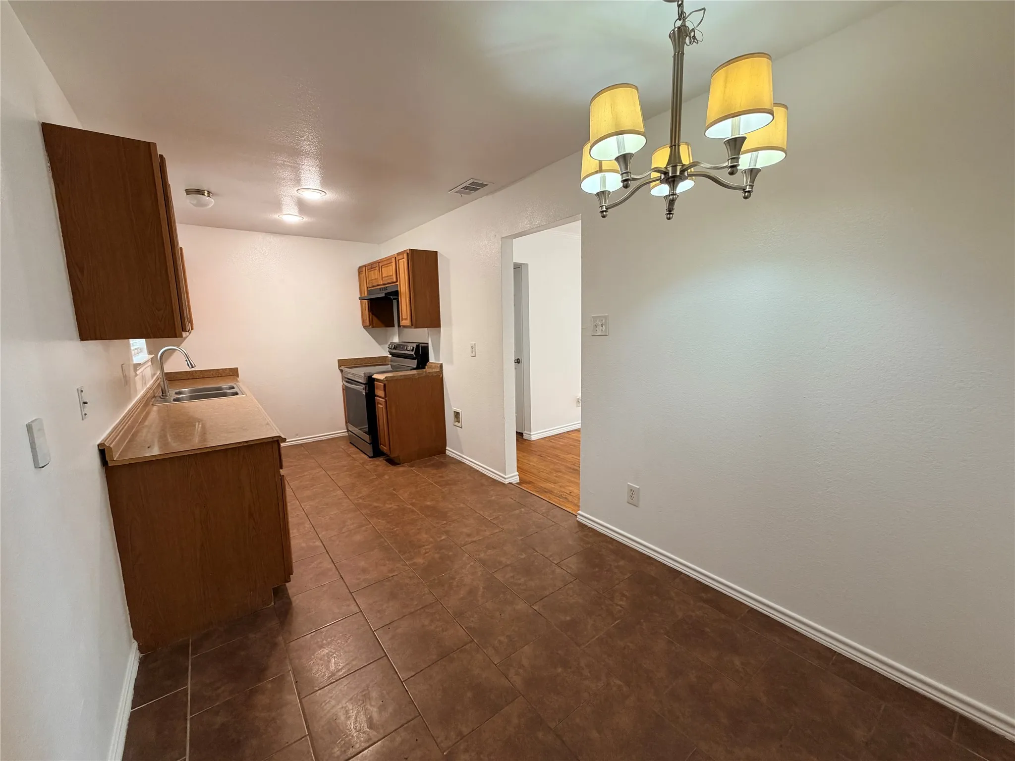 Single Family Residence For Rent in Tarrant County , 1013 W Tucker Boulevard, Arlington, Texas 76013, 4 Bedroom, 1 Bathroom, Garage spaces, 1,178 Sqft, built in 1955, mls#21378719, Real Estate Agent in Arlington, Homes For Rent in Tarrant county, Homes For Rent in Arlington, Realtor in Arlington Texas, Real Estate Brokerage Independent Realty Texas, Luminita Cordes Realtor