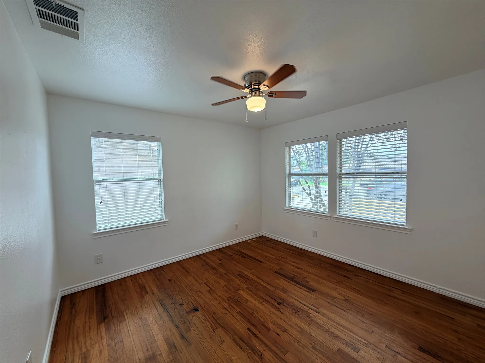 Single Family Residence For Rent in Tarrant County , 1013 W Tucker Boulevard, Arlington, Texas 76013, 4 Bedroom, 1 Bathroom, Garage spaces, 1,178 Sqft, built in 1955, mls#21378719, Real Estate Agent in Arlington, Homes For Rent in Tarrant county, Homes For Rent in Arlington, Realtor in Arlington Texas, Real Estate Brokerage Independent Realty Texas, Luminita Cordes Realtor