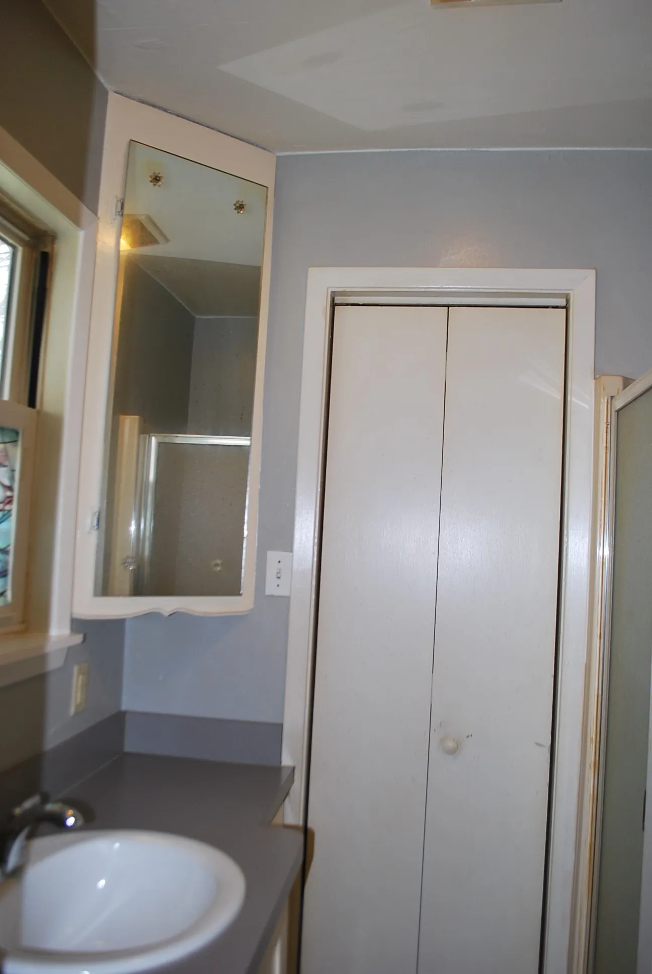 White-framed mirror cabinet