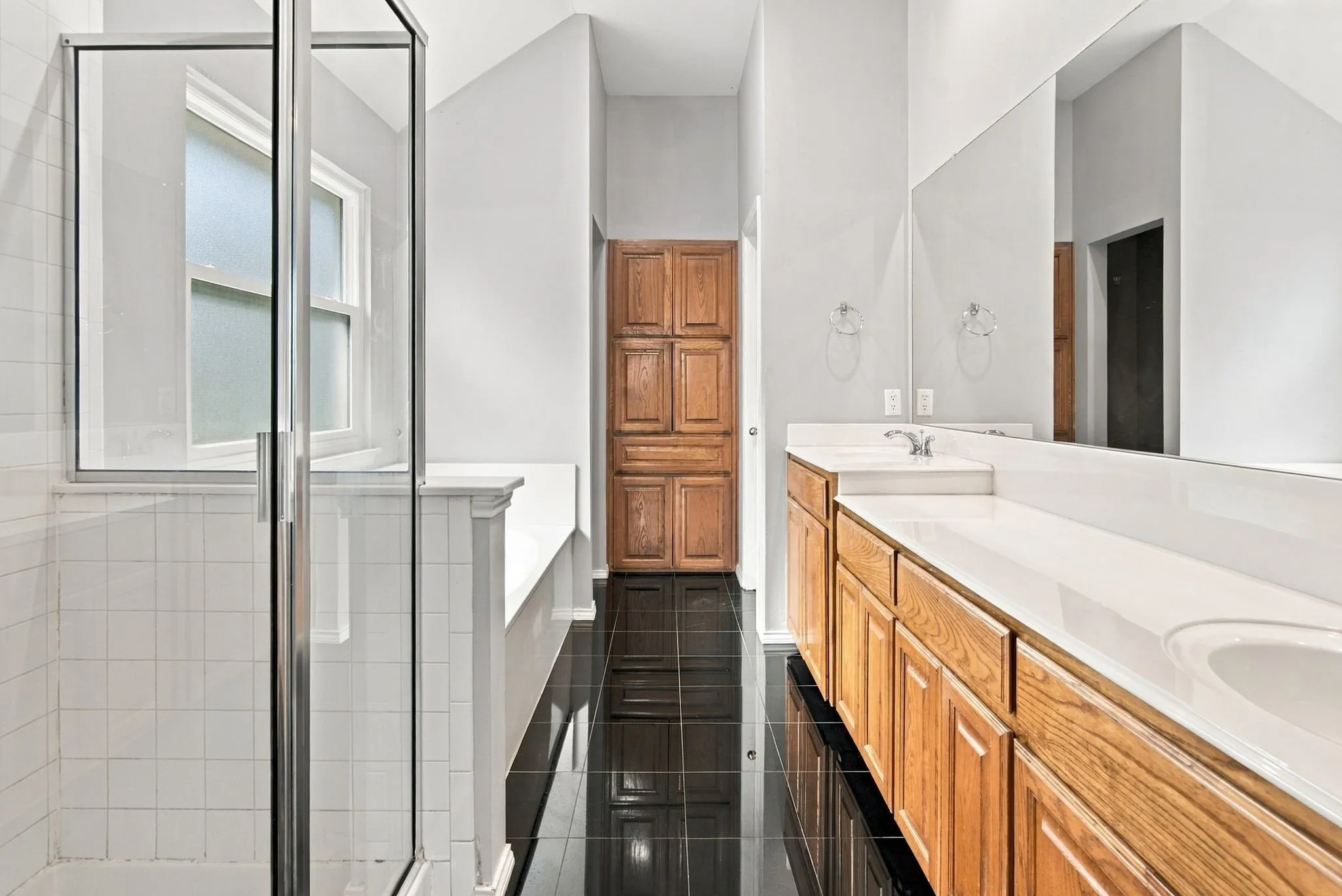 Dual vanity with integrated sinks and a continuous mirror