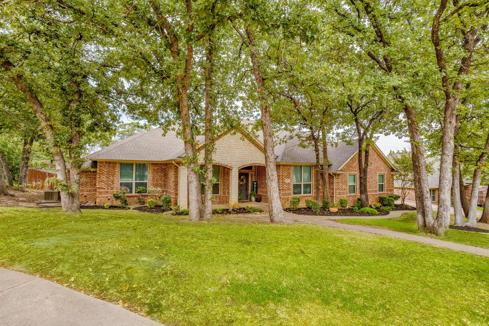 Single Family Residence For Sale in Tarrant County , 910 Royal Court, Burleson, Texas 76028, 5 Bedroom, 3 Bathroom, 3 Garage spaces, 3,057 Sqft, built in 2003, mls#21377609, Real Estate Agent in Burleson, Homes For Sale in Tarrant county, Homes For Sale in Burleson, Realtor in Burleson Texas, Real Estate Brokerage Independent Realty Texas, Luminita Cordes Realtor