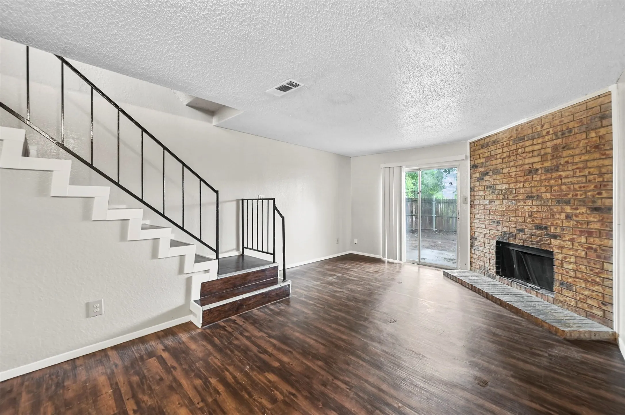 Townhouse For Rent in Dallas County , 2198 Aspen Drive, Dallas, Texas 75227, 2 Bedroom, 2 Bathroom, Garage spaces, 1,110 Sqft, built in 1983, mls#21378948, Real Estate Agent in Dallas, Homes For Rent in Dallas county, Homes For Rent in Dallas, Realtor in Dallas Texas, Real Estate Brokerage Independent Realty Texas, Luminita Cordes Realtor