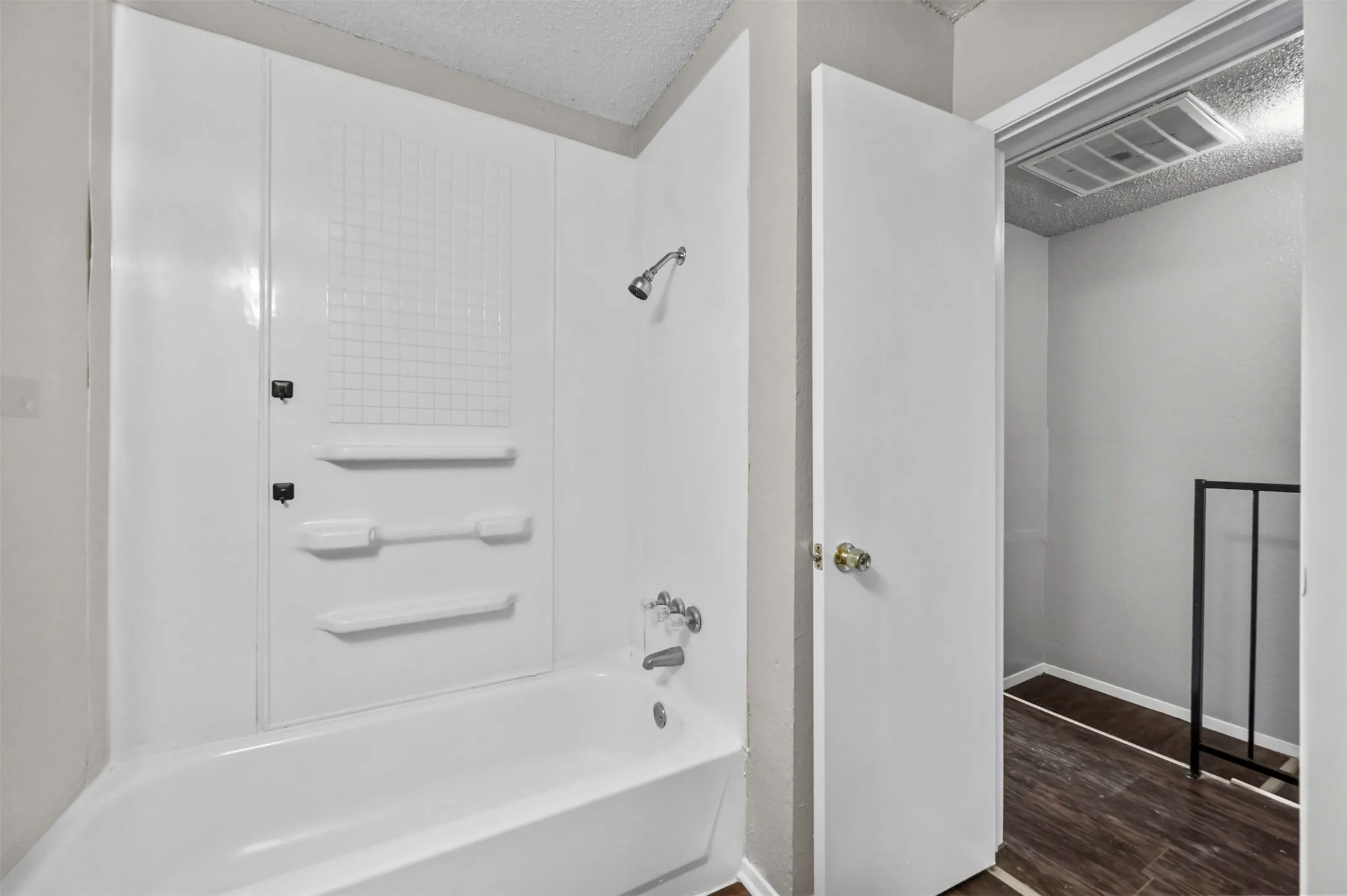 Townhouse For Rent in Dallas County , 2198 Aspen Drive, Dallas, Texas 75227, 2 Bedroom, 2 Bathroom, Garage spaces, 1,110 Sqft, built in 1983, mls#21378948, Real Estate Agent in Dallas, Homes For Rent in Dallas county, Homes For Rent in Dallas, Realtor in Dallas Texas, Real Estate Brokerage Independent Realty Texas, Luminita Cordes Realtor