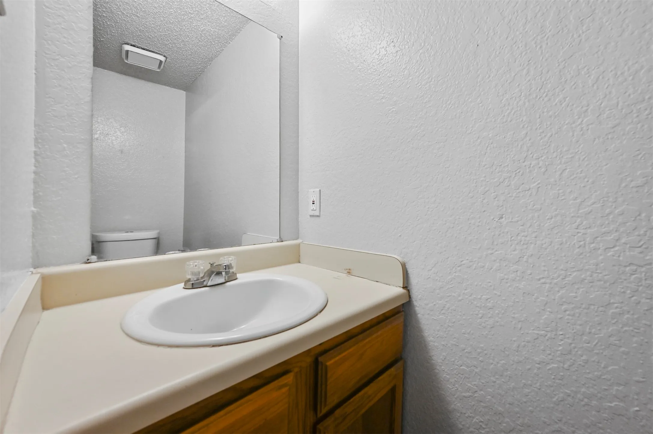 Townhouse For Rent in Dallas County , 2198 Aspen Drive, Dallas, Texas 75227, 2 Bedroom, 2 Bathroom, Garage spaces, 1,110 Sqft, built in 1983, mls#21378948, Real Estate Agent in Dallas, Homes For Rent in Dallas county, Homes For Rent in Dallas, Realtor in Dallas Texas, Real Estate Brokerage Independent Realty Texas, Luminita Cordes Realtor