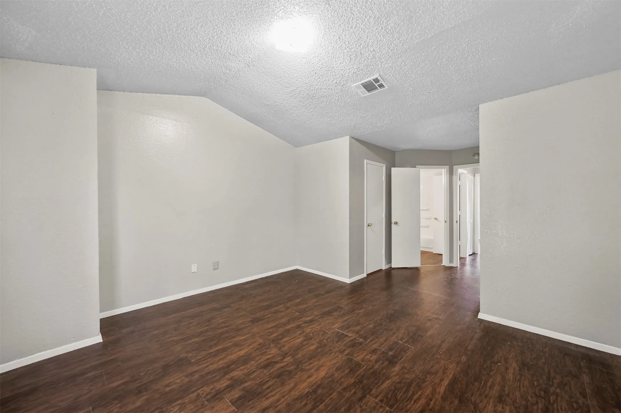 Townhouse For Rent in Dallas County , 2198 Aspen Drive, Dallas, Texas 75227, 2 Bedroom, 2 Bathroom, Garage spaces, 1,110 Sqft, built in 1983, mls#21378948, Real Estate Agent in Dallas, Homes For Rent in Dallas county, Homes For Rent in Dallas, Realtor in Dallas Texas, Real Estate Brokerage Independent Realty Texas, Luminita Cordes Realtor