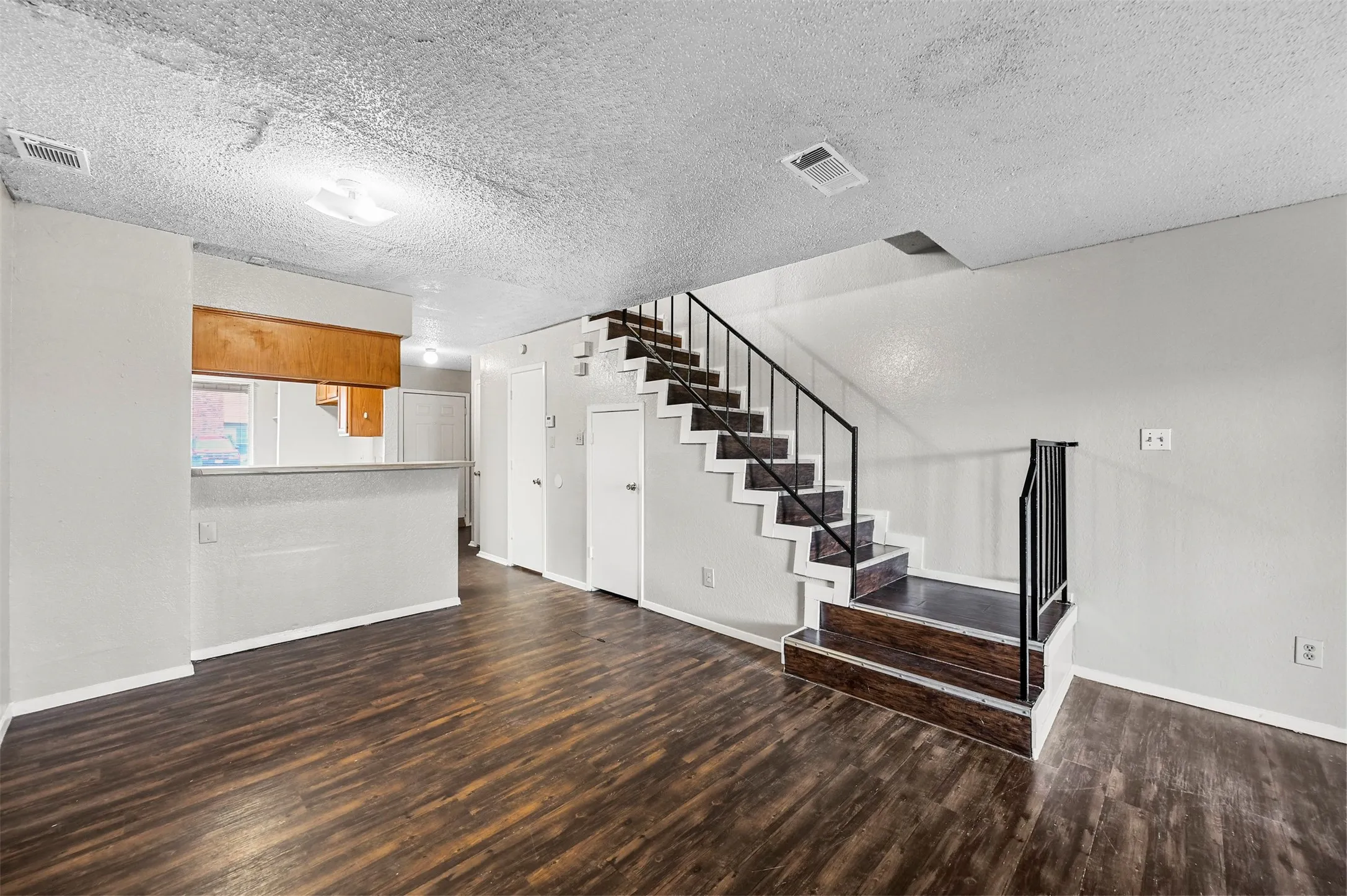 Townhouse For Rent in Dallas County , 2198 Aspen Drive, Dallas, Texas 75227, 2 Bedroom, 2 Bathroom, Garage spaces, 1,110 Sqft, built in 1983, mls#21378948, Real Estate Agent in Dallas, Homes For Rent in Dallas county, Homes For Rent in Dallas, Realtor in Dallas Texas, Real Estate Brokerage Independent Realty Texas, Luminita Cordes Realtor
