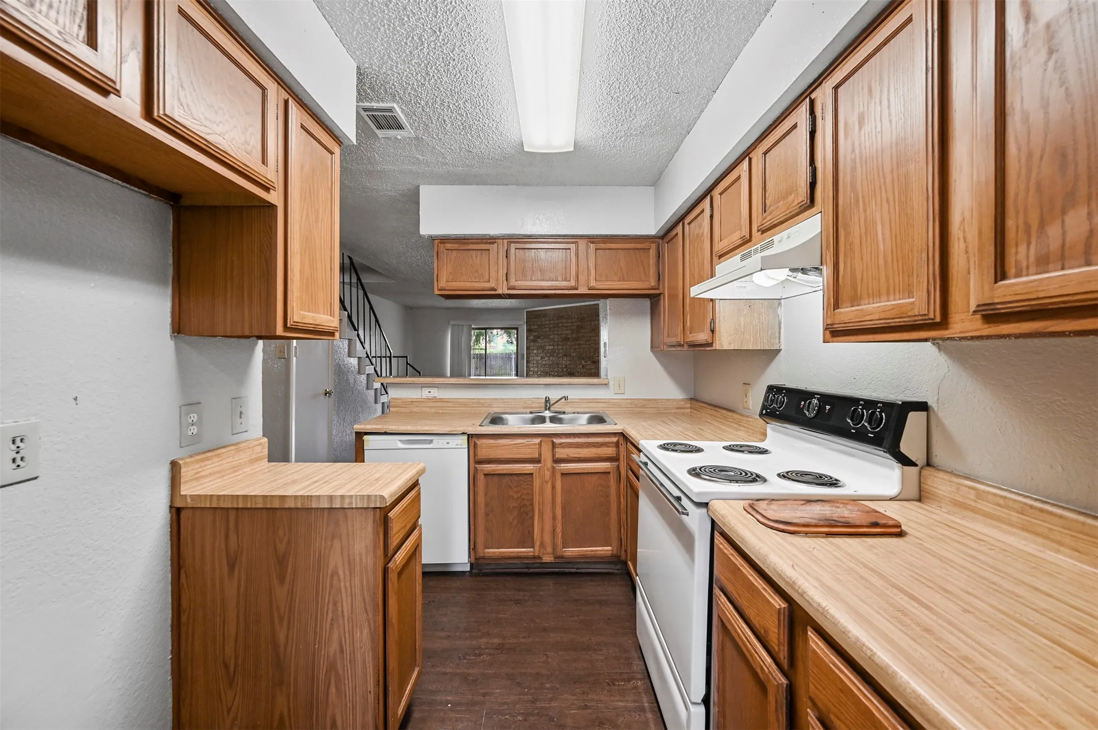 Townhouse For Rent in Dallas County , 2198 Aspen Drive, Dallas, Texas 75227, 2 Bedroom, 2 Bathroom, Garage spaces, 1,110 Sqft, built in 1983, mls#21378948, Real Estate Agent in Dallas, Homes For Rent in Dallas county, Homes For Rent in Dallas, Realtor in Dallas Texas, Real Estate Brokerage Independent Realty Texas, Luminita Cordes Realtor