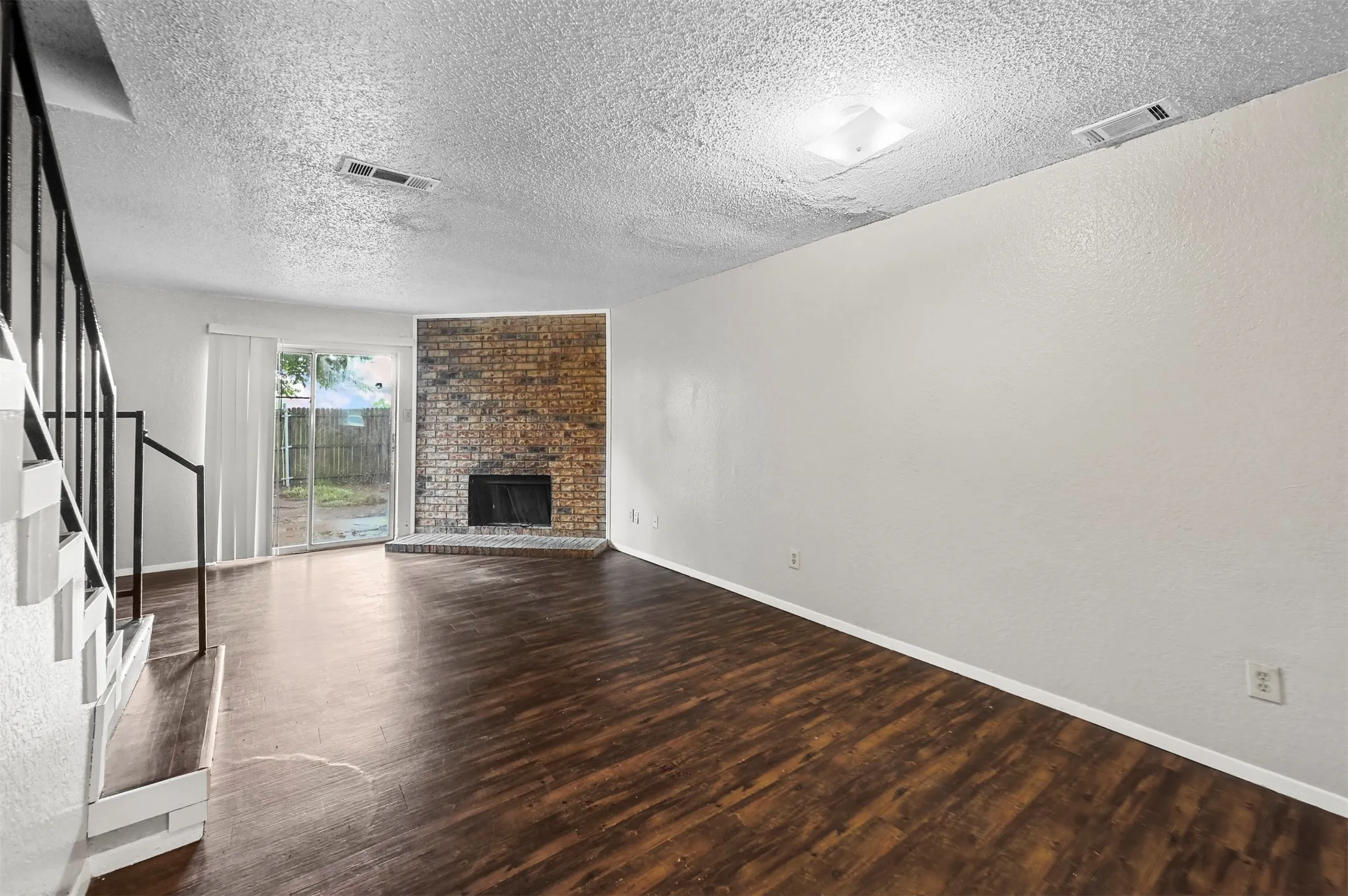 Townhouse For Rent in Dallas County , 2198 Aspen Drive, Dallas, Texas 75227, 2 Bedroom, 2 Bathroom, Garage spaces, 1,110 Sqft, built in 1983, mls#21378948, Real Estate Agent in Dallas, Homes For Rent in Dallas county, Homes For Rent in Dallas, Realtor in Dallas Texas, Real Estate Brokerage Independent Realty Texas, Luminita Cordes Realtor