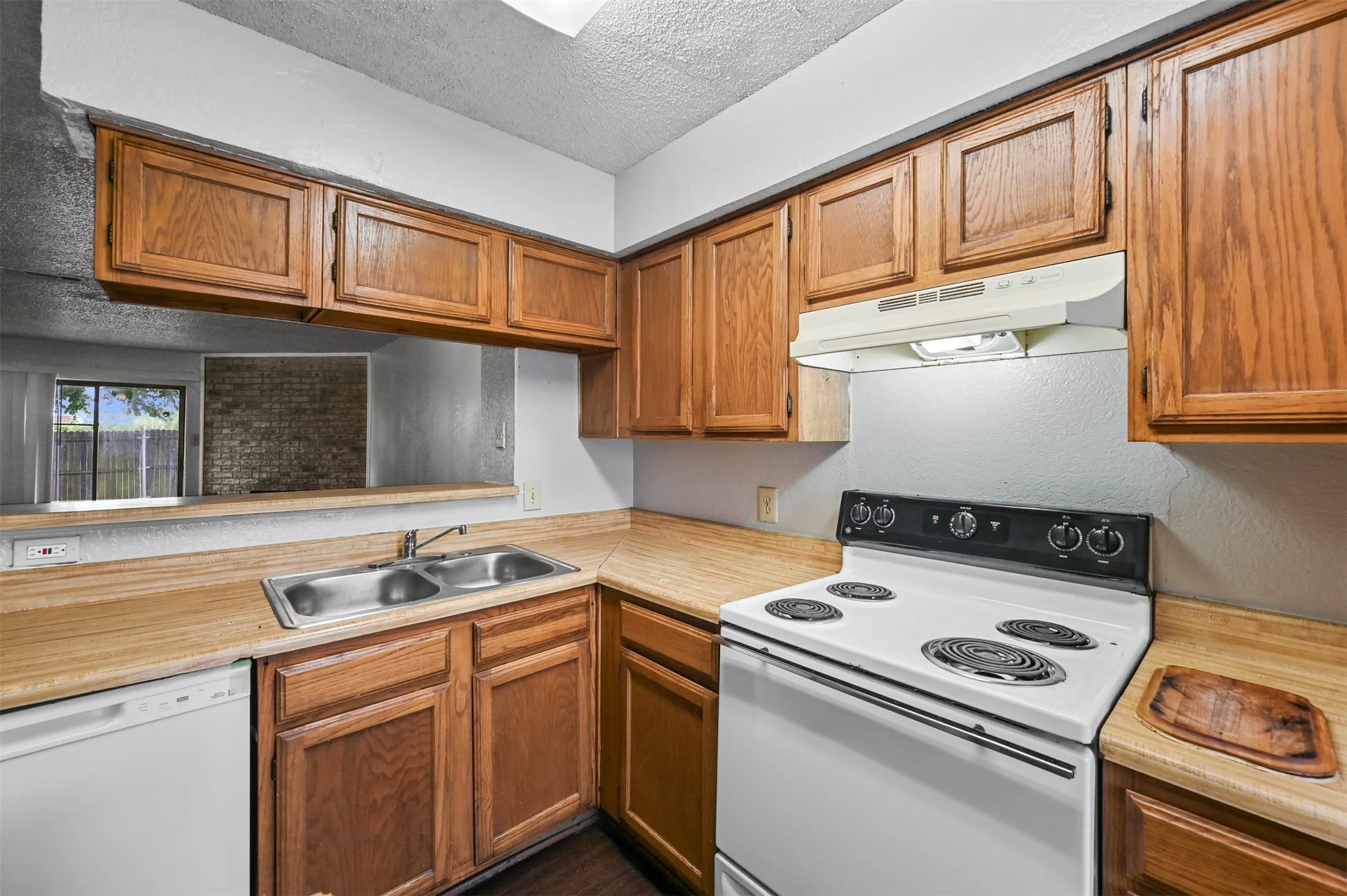 Townhouse For Rent in Dallas County , 2198 Aspen Drive, Dallas, Texas 75227, 2 Bedroom, 2 Bathroom, Garage spaces, 1,110 Sqft, built in 1983, mls#21378948, Real Estate Agent in Dallas, Homes For Rent in Dallas county, Homes For Rent in Dallas, Realtor in Dallas Texas, Real Estate Brokerage Independent Realty Texas, Luminita Cordes Realtor