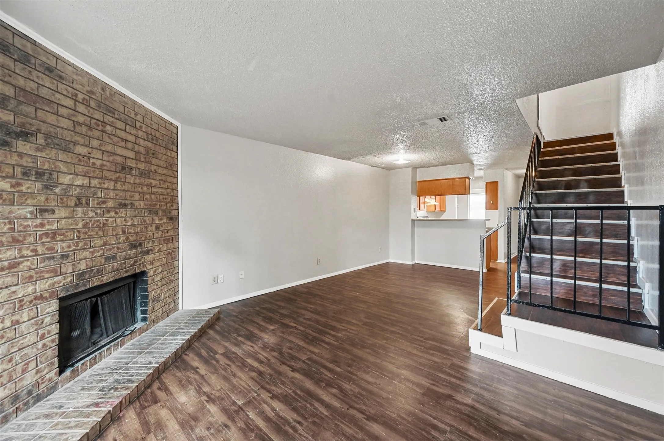 Townhouse For Rent in Dallas County , 2198 Aspen Drive, Dallas, Texas 75227, 2 Bedroom, 2 Bathroom, Garage spaces, 1,110 Sqft, built in 1983, mls#21378948, Real Estate Agent in Dallas, Homes For Rent in Dallas county, Homes For Rent in Dallas, Realtor in Dallas Texas, Real Estate Brokerage Independent Realty Texas, Luminita Cordes Realtor