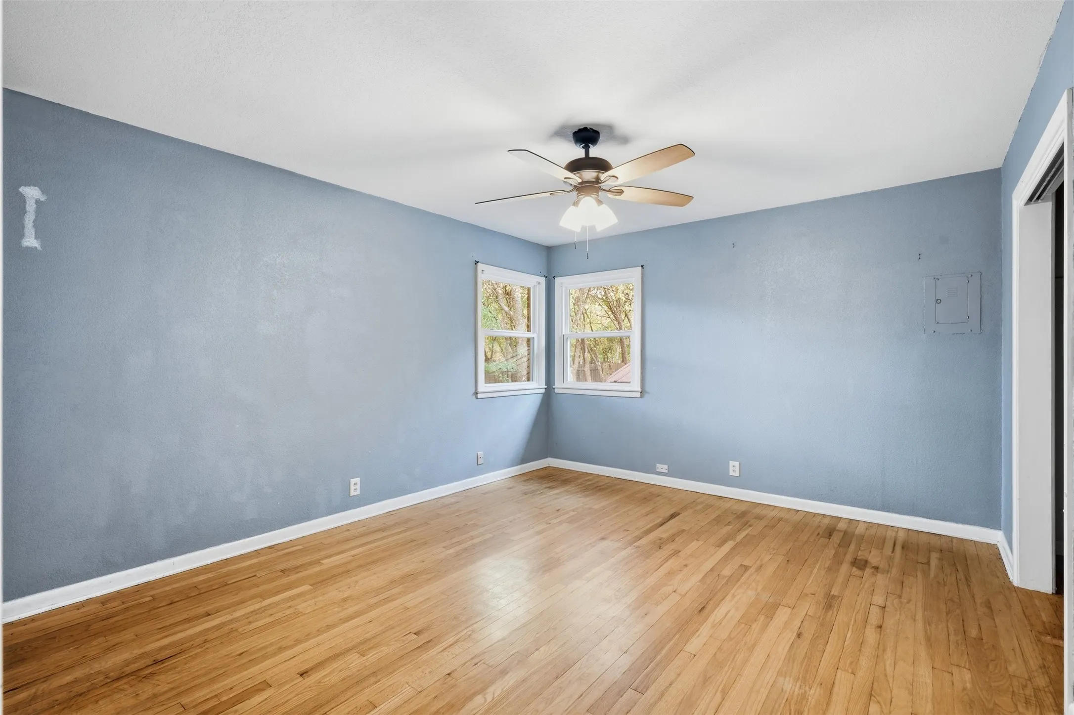 Single Family Residence For Rent in Tarrant County , 6117 Pyramid Boulevard, Fort Worth, Texas 76126, 3 Bedroom, 2 Bathroom, 1 Garage spaces, 1,613 Sqft, built in 1956, mls#21378185, Real Estate Agent in Fort Worth, Homes For Rent in Tarrant county, Homes For Rent in Fort Worth, Realtor in Fort Worth Texas, Real Estate Brokerage Independent Realty Texas, Luminita Cordes Realtor