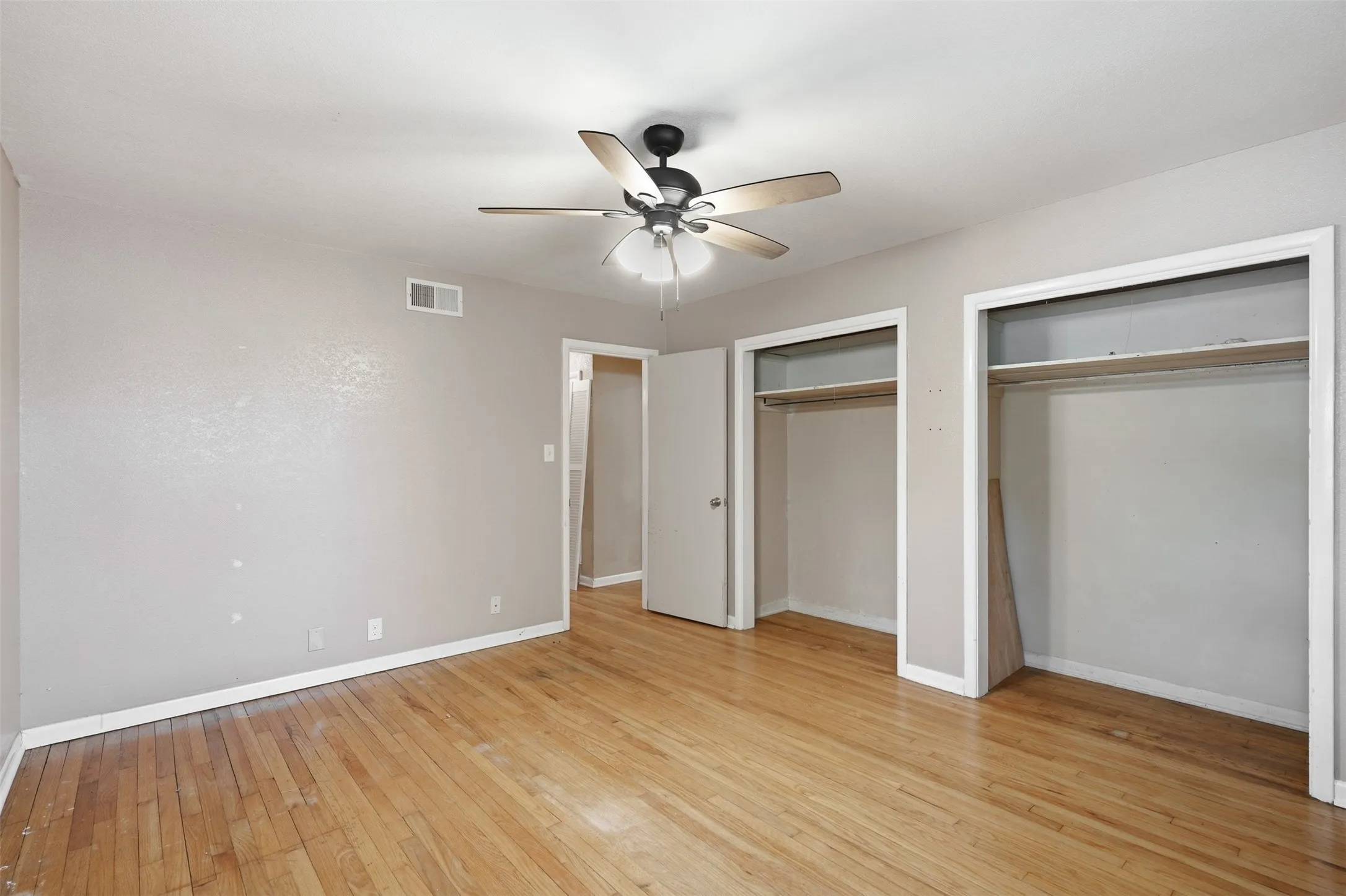 Single Family Residence For Rent in Tarrant County , 6117 Pyramid Boulevard, Fort Worth, Texas 76126, 3 Bedroom, 2 Bathroom, 1 Garage spaces, 1,613 Sqft, built in 1956, mls#21378185, Real Estate Agent in Fort Worth, Homes For Rent in Tarrant county, Homes For Rent in Fort Worth, Realtor in Fort Worth Texas, Real Estate Brokerage Independent Realty Texas, Luminita Cordes Realtor