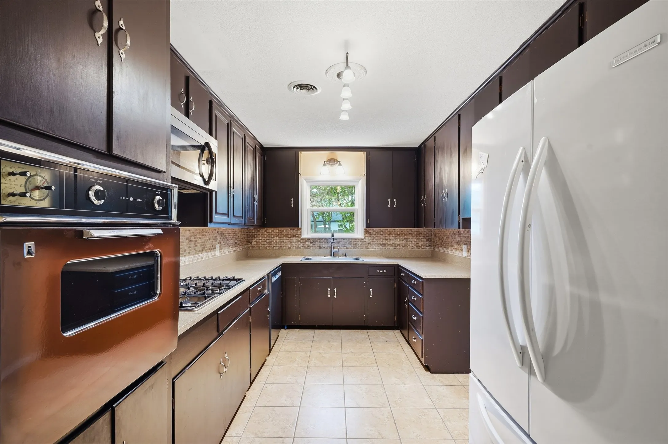 Single Family Residence For Rent in Tarrant County , 6117 Pyramid Boulevard, Fort Worth, Texas 76126, 3 Bedroom, 2 Bathroom, 1 Garage spaces, 1,613 Sqft, built in 1956, mls#21378185, Real Estate Agent in Fort Worth, Homes For Rent in Tarrant county, Homes For Rent in Fort Worth, Realtor in Fort Worth Texas, Real Estate Brokerage Independent Realty Texas, Luminita Cordes Realtor