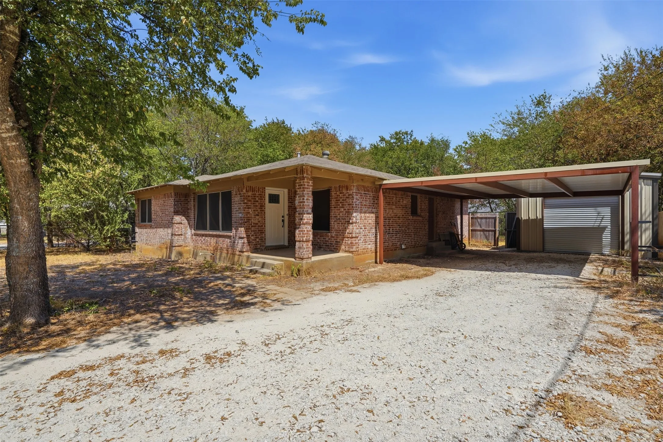 Single Family Residence For Rent in Tarrant County , 6117 Pyramid Boulevard, Fort Worth, Texas 76126, 3 Bedroom, 2 Bathroom, 1 Garage spaces, 1,613 Sqft, built in 1956, mls#21378185, Real Estate Agent in Fort Worth, Homes For Rent in Tarrant county, Homes For Rent in Fort Worth, Realtor in Fort Worth Texas, Real Estate Brokerage Independent Realty Texas, Luminita Cordes Realtor