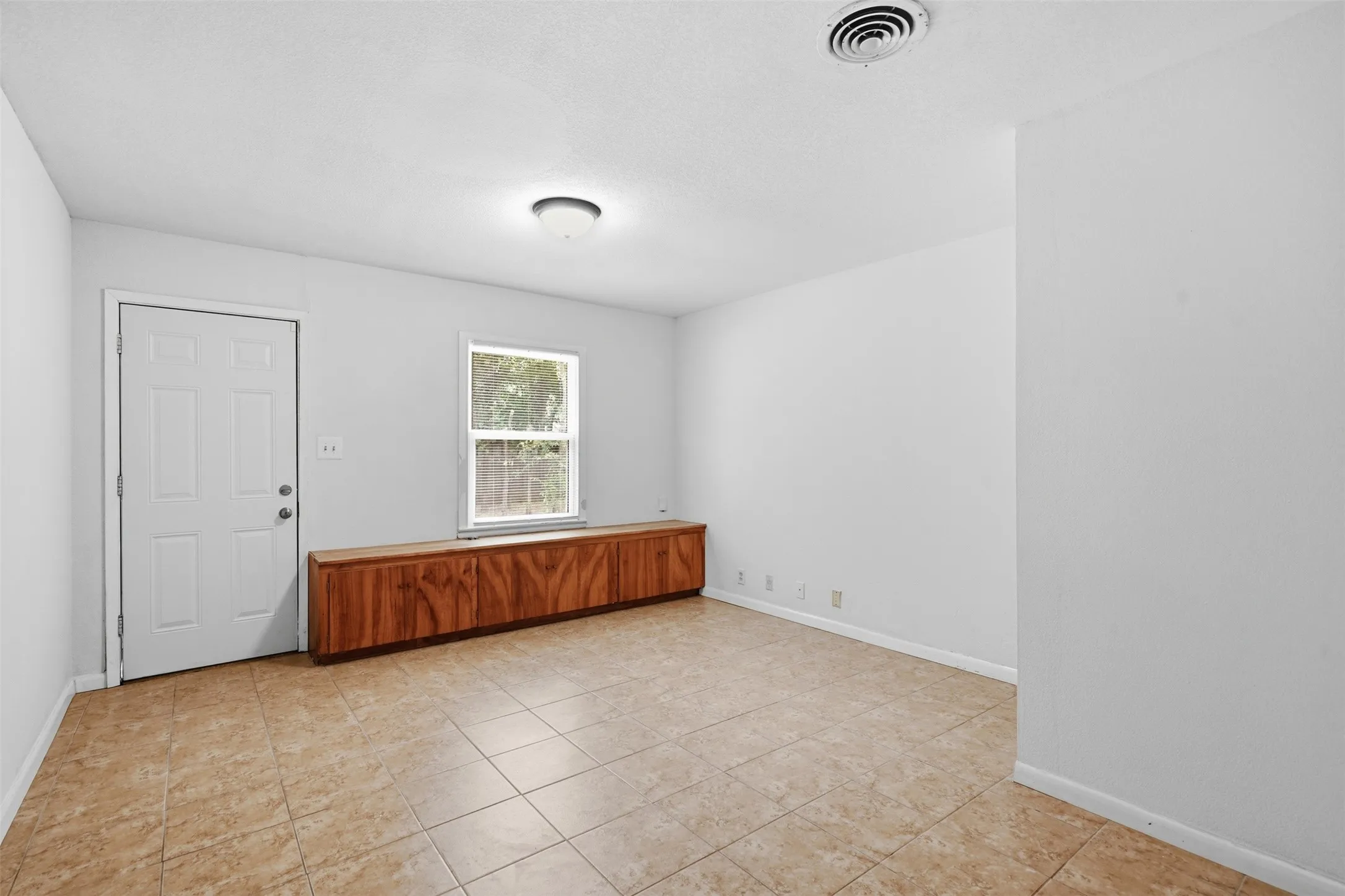 Single Family Residence For Rent in Tarrant County , 6117 Pyramid Boulevard, Fort Worth, Texas 76126, 3 Bedroom, 2 Bathroom, 1 Garage spaces, 1,613 Sqft, built in 1956, mls#21378185, Real Estate Agent in Fort Worth, Homes For Rent in Tarrant county, Homes For Rent in Fort Worth, Realtor in Fort Worth Texas, Real Estate Brokerage Independent Realty Texas, Luminita Cordes Realtor