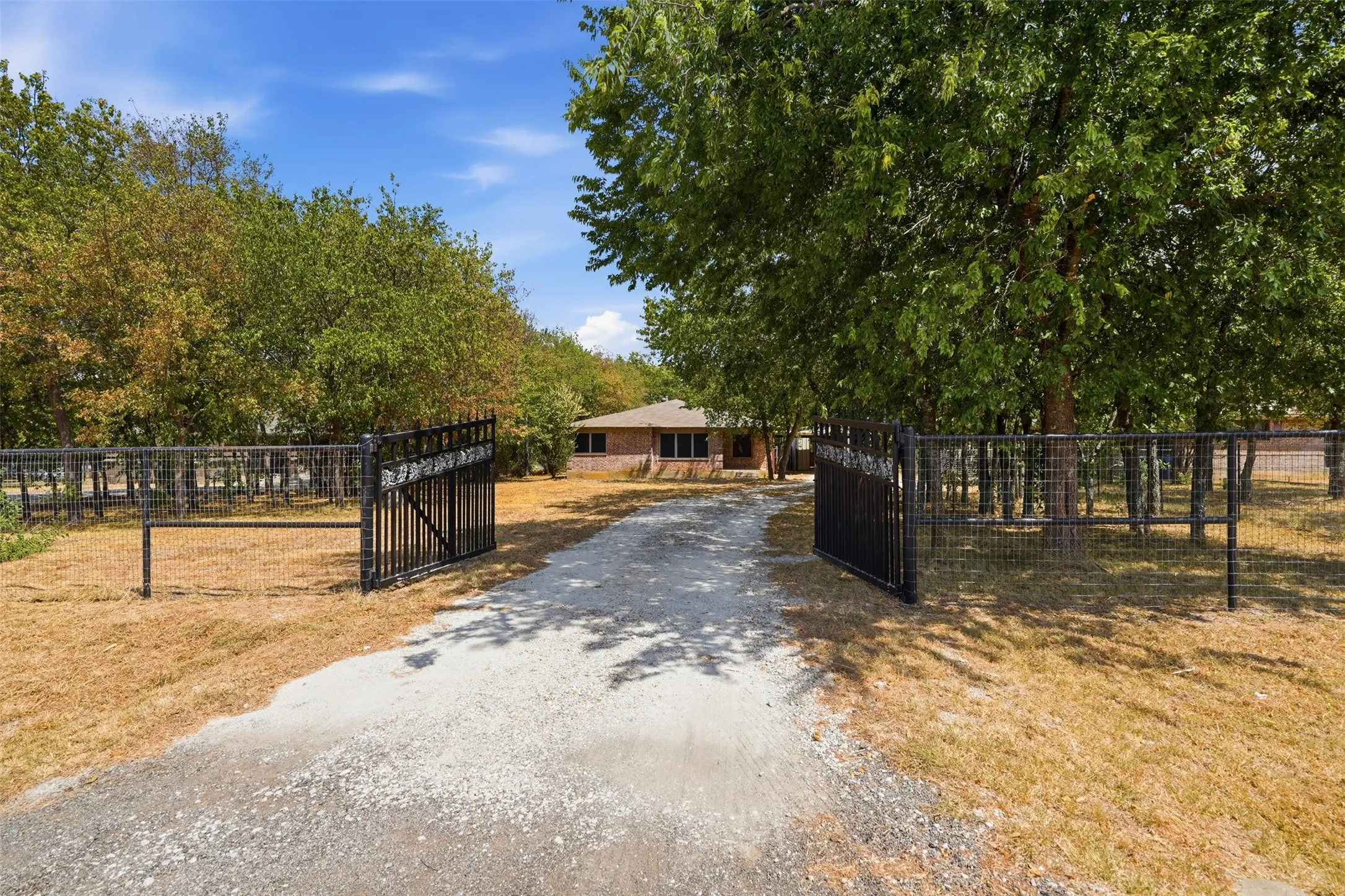 Single Family Residence For Rent in Tarrant County , 6117 Pyramid Boulevard, Fort Worth, Texas 76126, 3 Bedroom, 2 Bathroom, 1 Garage spaces, 1,613 Sqft, built in 1956, mls#21378185, Real Estate Agent in Fort Worth, Homes For Rent in Tarrant county, Homes For Rent in Fort Worth, Realtor in Fort Worth Texas, Real Estate Brokerage Independent Realty Texas, Luminita Cordes Realtor