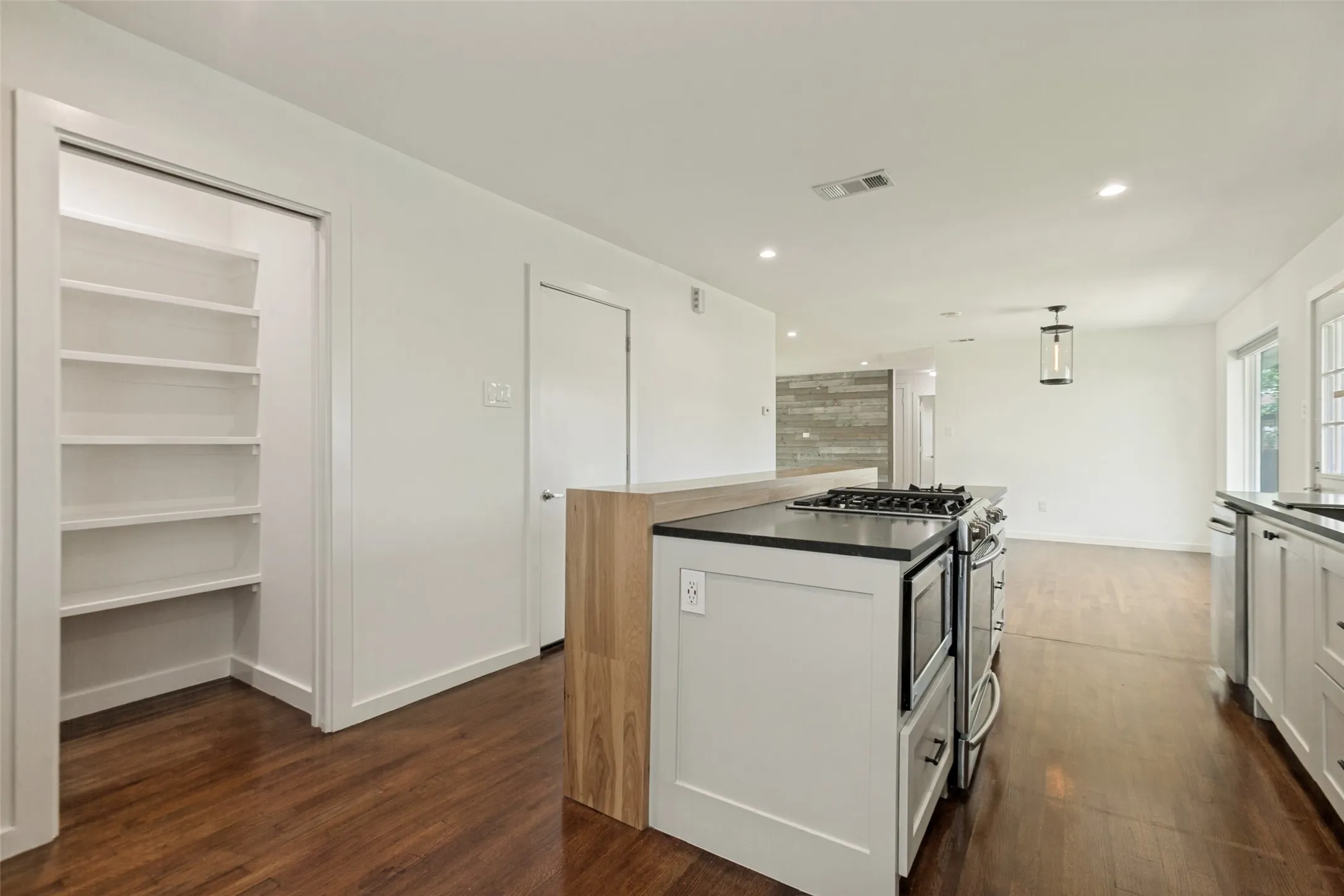 Walk in pantry to the left