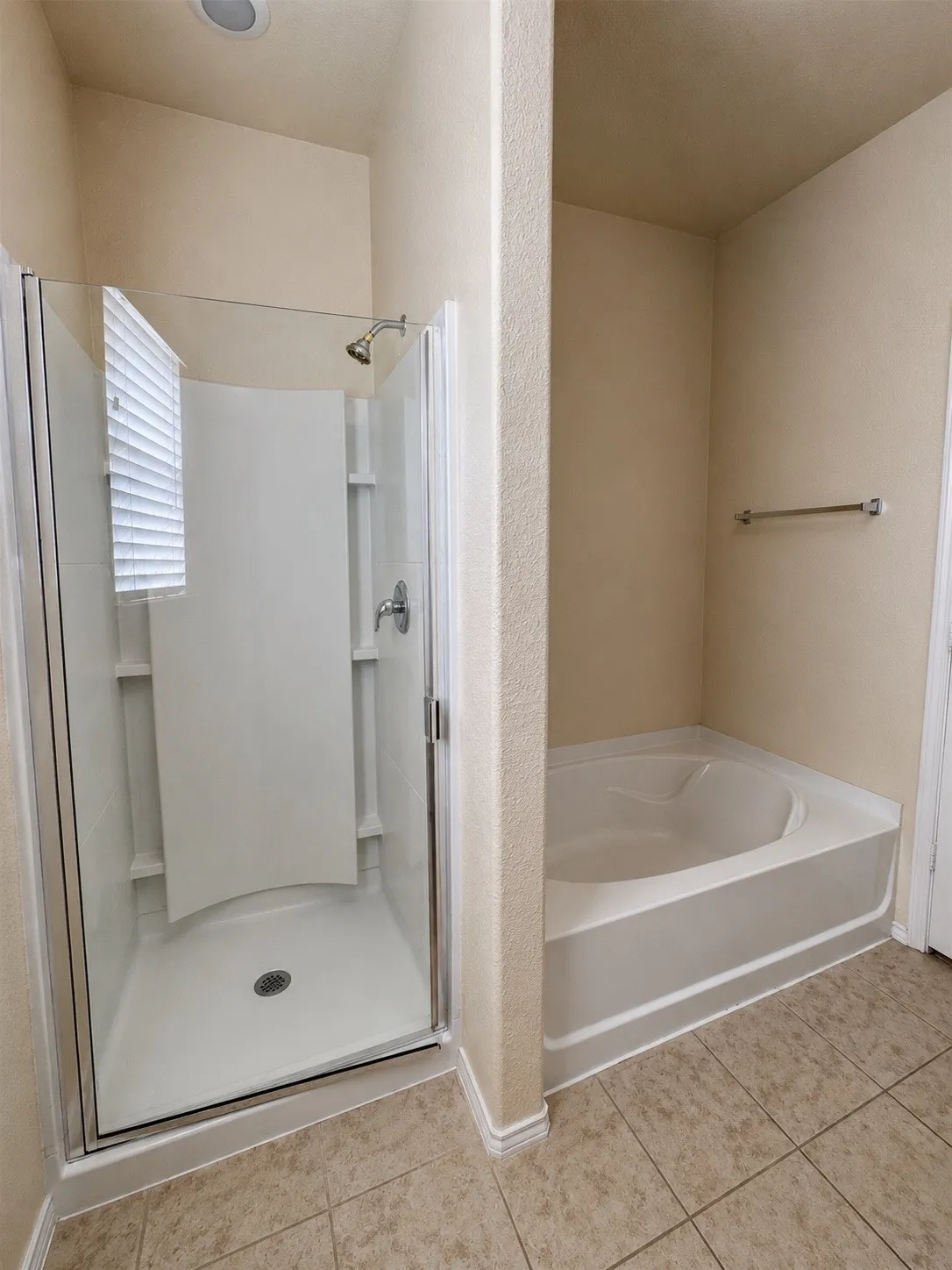 Single Family Residence For Rent in Tarrant County , 429 Mariscal Place, Fort Worth, Texas 76131, 3 Bedroom, 2 Bathroom, 2 Garage spaces, 1,977 Sqft, built in 2015, mls#21379001, Real Estate Agent in Fort Worth, Homes For Rent in Tarrant county, Homes For Rent in Fort Worth, Realtor in Fort Worth Texas, Real Estate Brokerage Independent Realty Texas, Luminita Cordes Realtor