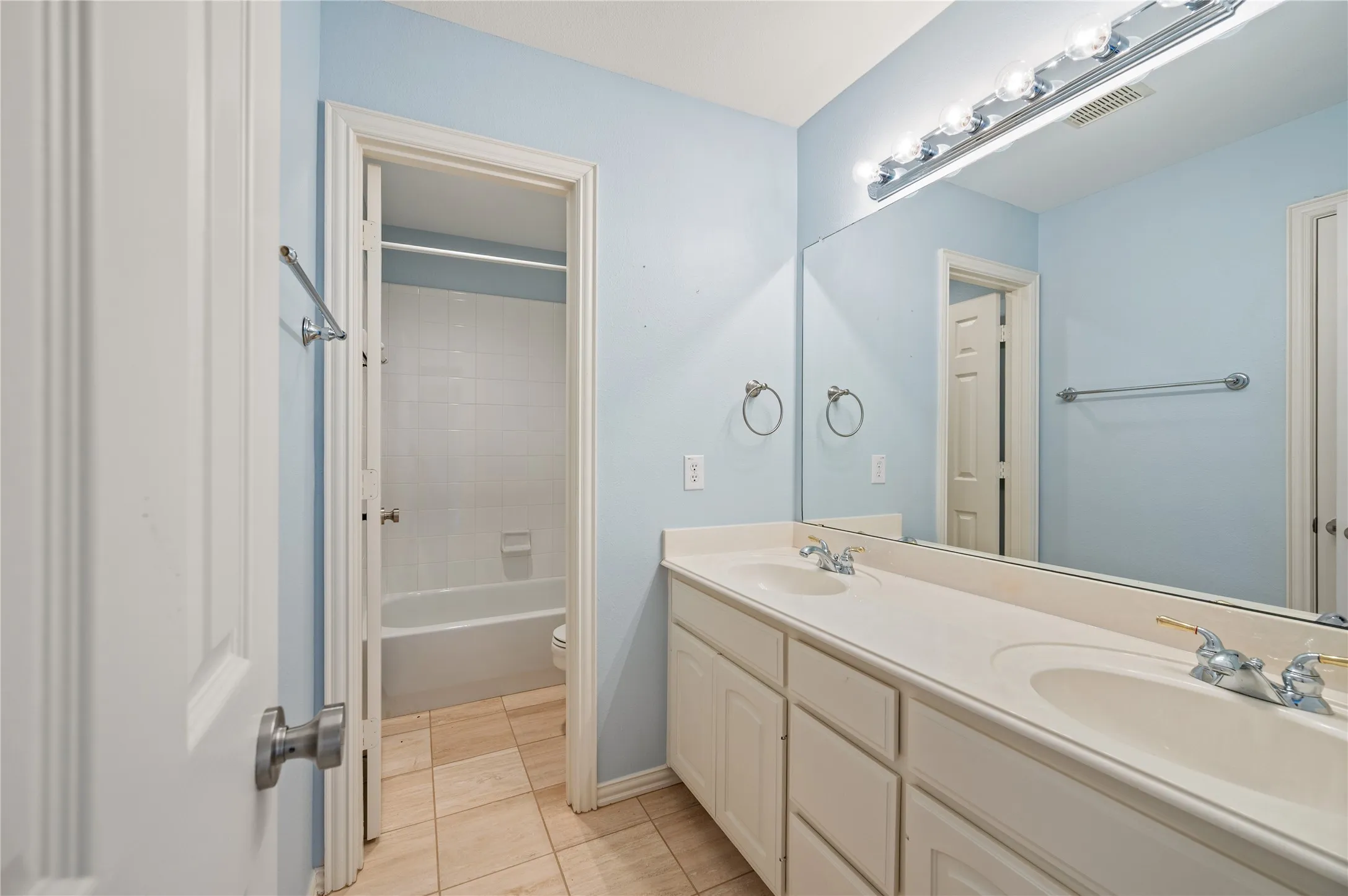 Single Family Residence For Sale in Denton County , 4017 Beacon Street, Flower Mound, Texas 75028, 4 Bedroom, 3 Bathroom, 2 Garage spaces, 3,484 Sqft, built in 2000, mls#21378261, Real Estate Agent in Flower Mound, Homes For Sale in Denton county, Homes For Sale in Flower Mound, Realtor in Flower Mound Texas, Real Estate Brokerage Independent Realty Texas, Luminita Cordes Realtor