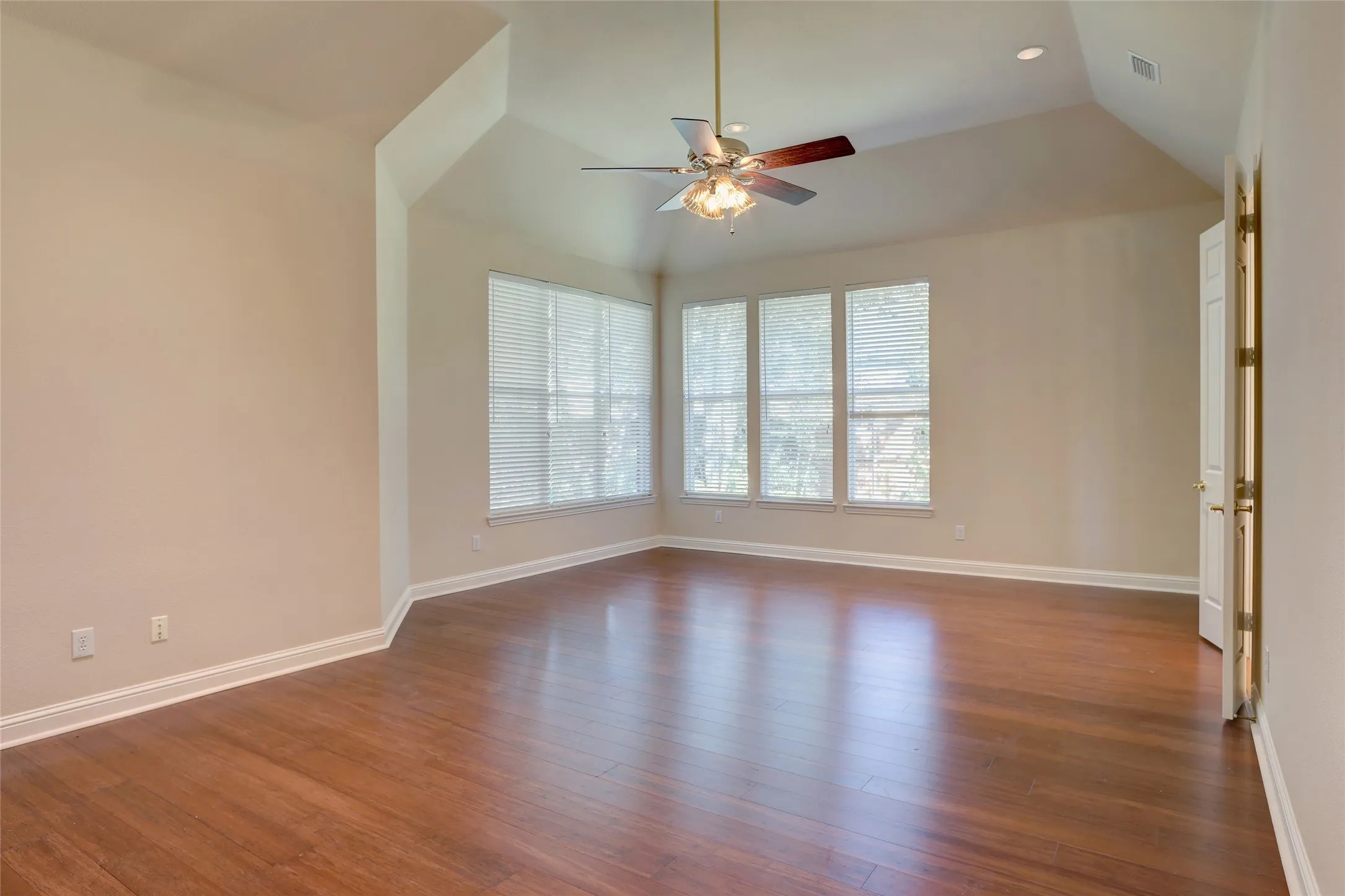 Single Family Residence For Sale in Collin County , 3605 Smoothstone Drive, Plano, Texas 75074, 4 Bedroom, 3 Bathroom, 3 Garage spaces, 3,513 Sqft, built in 2000, mls#21376060, Real Estate Agent in Plano, Homes For Sale in Collin county, Homes For Sale in Plano, Realtor in Plano Texas, Real Estate Brokerage Independent Realty Texas, Luminita Cordes Realtor