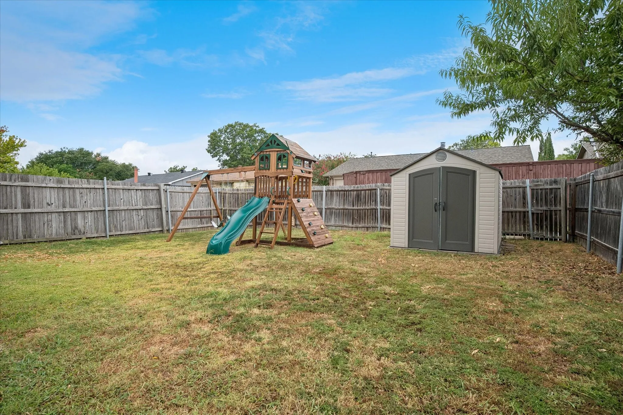 Single Family Residence For Sale in Dallas County , 1213 Frio Lane, Garland, Texas 75040, 3 Bedroom, 2 Bathroom, Garage spaces, 1,676 Sqft, built in 1983, mls#21374344, Real Estate Agent in Garland, Homes For Sale in Dallas county, Homes For Sale in Garland, Realtor in Garland Texas, Real Estate Brokerage Independent Realty Texas, Luminita Cordes Realtor