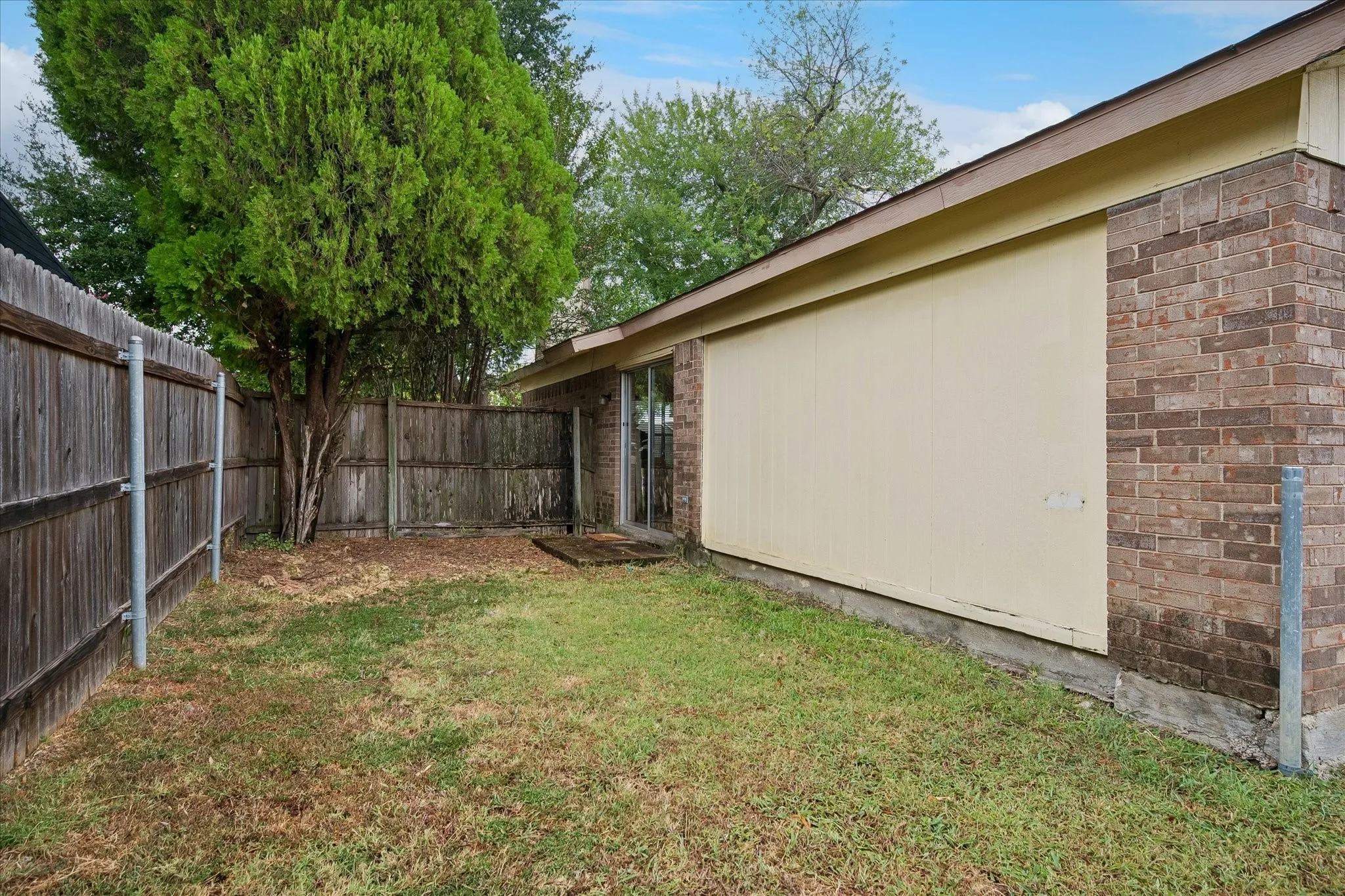 Single Family Residence For Sale in Dallas County , 1213 Frio Lane, Garland, Texas 75040, 3 Bedroom, 2 Bathroom, Garage spaces, 1,676 Sqft, built in 1983, mls#21374344, Real Estate Agent in Garland, Homes For Sale in Dallas county, Homes For Sale in Garland, Realtor in Garland Texas, Real Estate Brokerage Independent Realty Texas, Luminita Cordes Realtor
