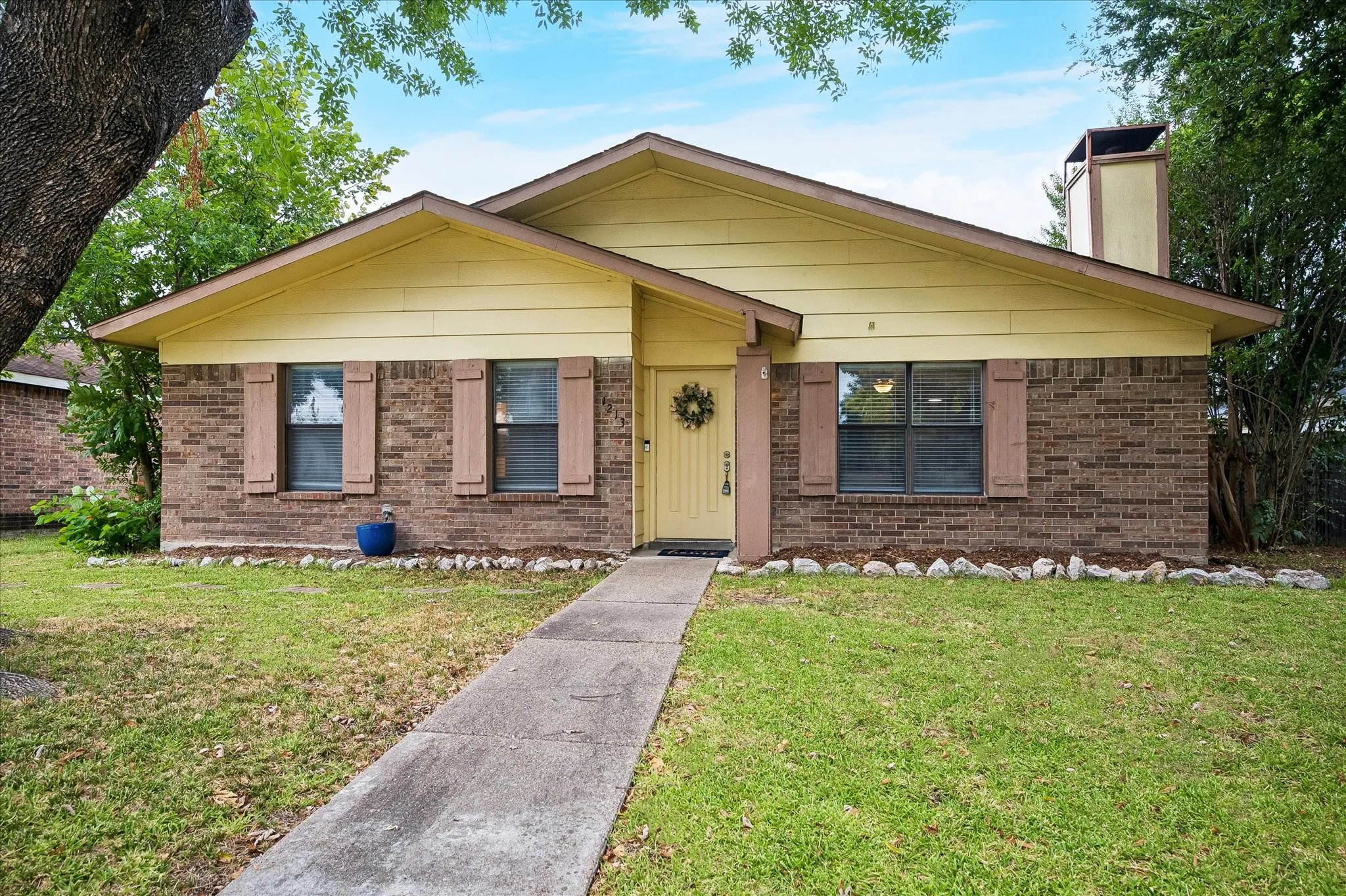 Single Family Residence For Sale in Dallas County , 1213 Frio Lane, Garland, Texas 75040, 3 Bedroom, 2 Bathroom, Garage spaces, 1,676 Sqft, built in 1983, mls#21374344, Real Estate Agent in Garland, Homes For Sale in Dallas county, Homes For Sale in Garland, Realtor in Garland Texas, Real Estate Brokerage Independent Realty Texas, Luminita Cordes Realtor