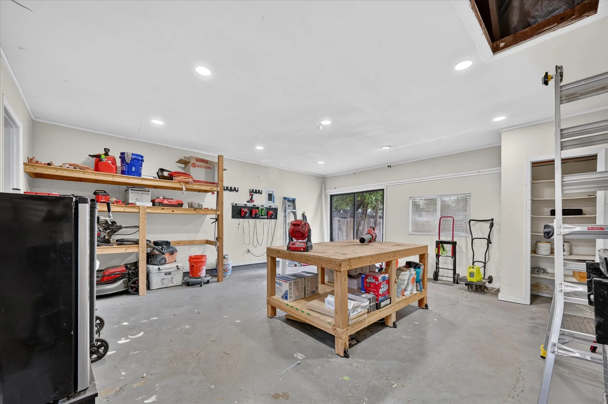 Single Family Residence For Sale in Dallas County , 3615 Morningstar Lane, Farmers Branch, Texas 75234, 4 Bedroom, 2 Bathroom, Garage spaces, 1,458 Sqft, built in 1959, mls#21374551, Real Estate Agent in Farmers Branch, Homes For Sale in Dallas county, Homes For Sale in Farmers Branch, Realtor in Farmers Branch Texas, Real Estate Brokerage Independent Realty Texas, Luminita Cordes Realtor