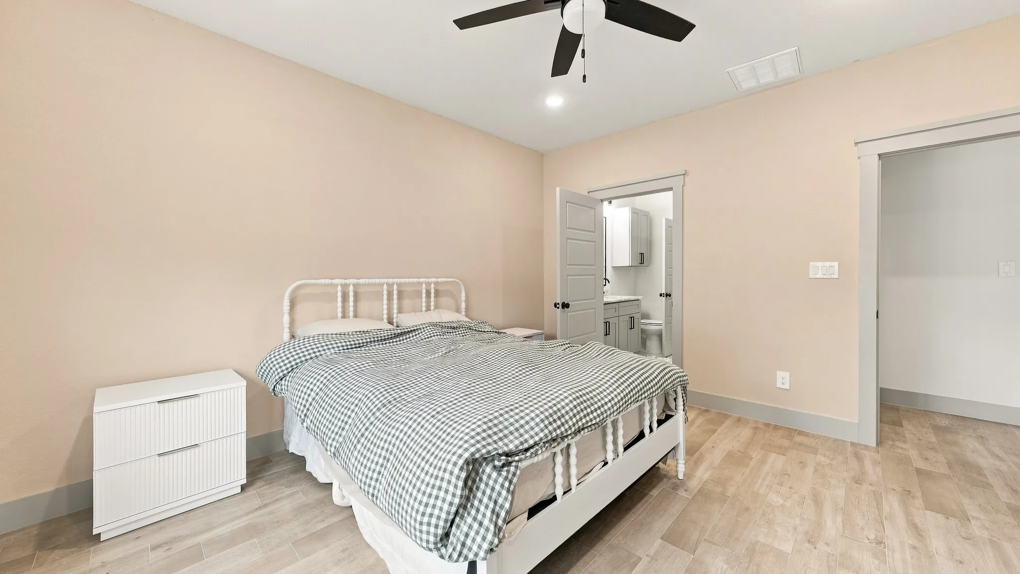 Single Family Residence For Sale in Hood County , 2306 Pedernales Court, Granbury, Texas 76048, 3 Bedroom, 2 Bathroom, 2 Garage spaces, 1,603 Sqft, built in 2024, mls#21378368, Real Estate Agent in Granbury, Homes For Sale in Hood county, Homes For Sale in Granbury, Realtor in Granbury Texas, Real Estate Brokerage Independent Realty Texas, Luminita Cordes Realtor