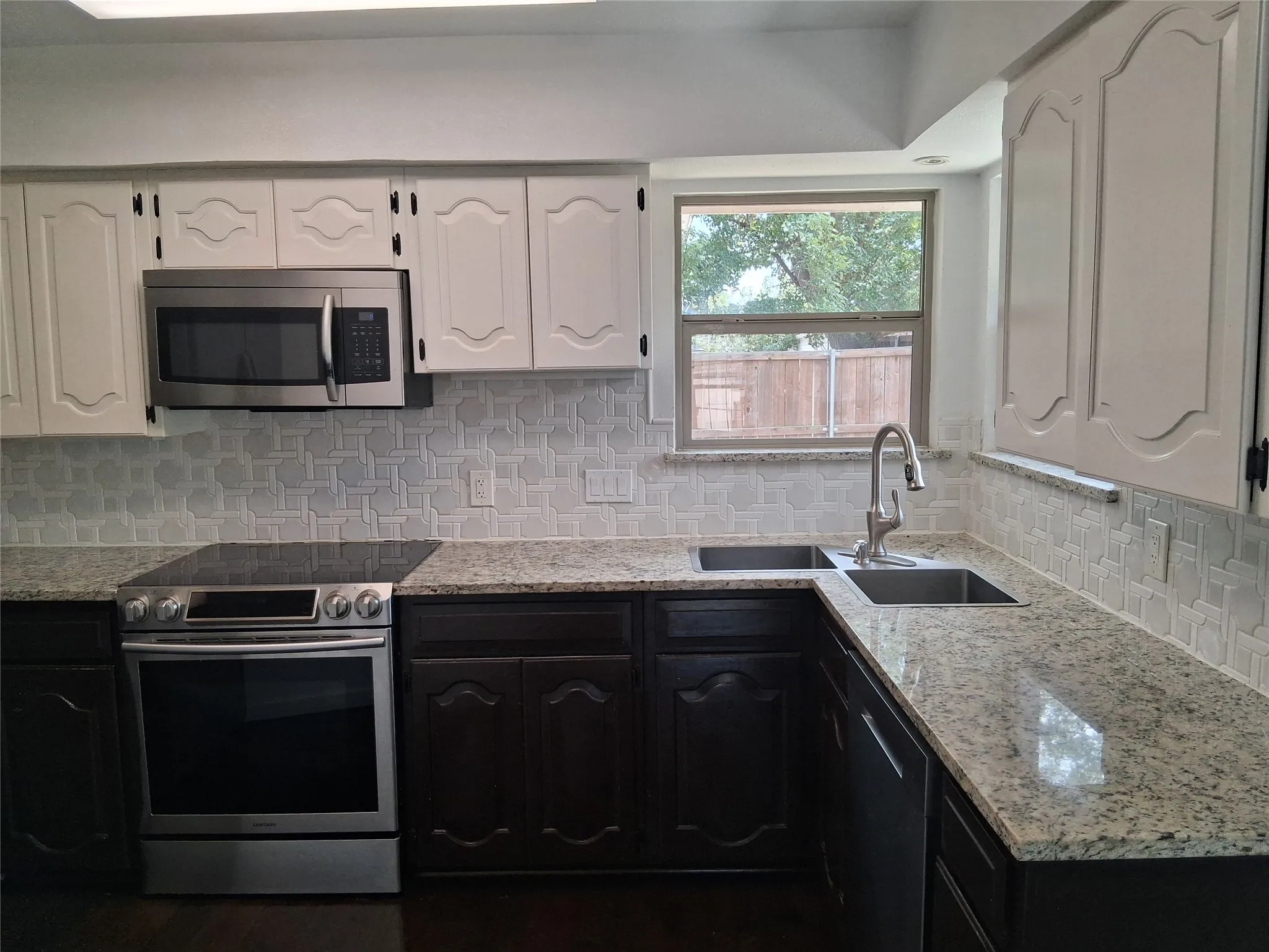 Single Family Residence For Rent in Tarrant County , 1503 Laguna Vista Way, Grapevine, Texas 76051, 3 Bedroom, 3 Bathroom, 2 Garage spaces, 1,616 Sqft, built in 1985, mls#21378437, Real Estate Agent in Grapevine, Homes For Rent in Tarrant county, Homes For Rent in Grapevine, Realtor in Grapevine Texas, Real Estate Brokerage Independent Realty Texas, Luminita Cordes Realtor