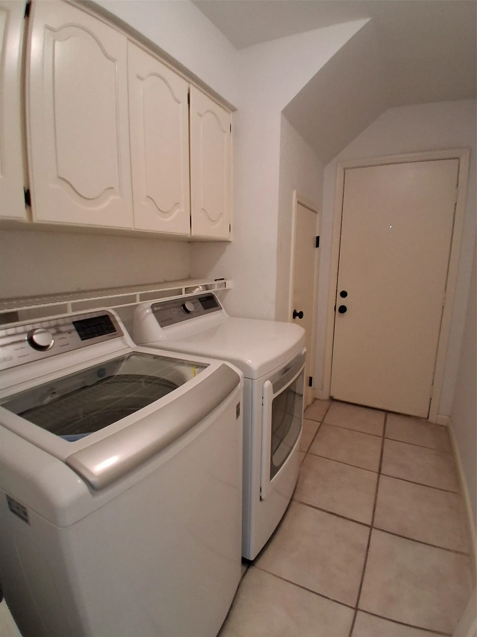 Single Family Residence For Rent in Tarrant County , 1503 Laguna Vista Way, Grapevine, Texas 76051, 3 Bedroom, 3 Bathroom, 2 Garage spaces, 1,616 Sqft, built in 1985, mls#21378437, Real Estate Agent in Grapevine, Homes For Rent in Tarrant county, Homes For Rent in Grapevine, Realtor in Grapevine Texas, Real Estate Brokerage Independent Realty Texas, Luminita Cordes Realtor