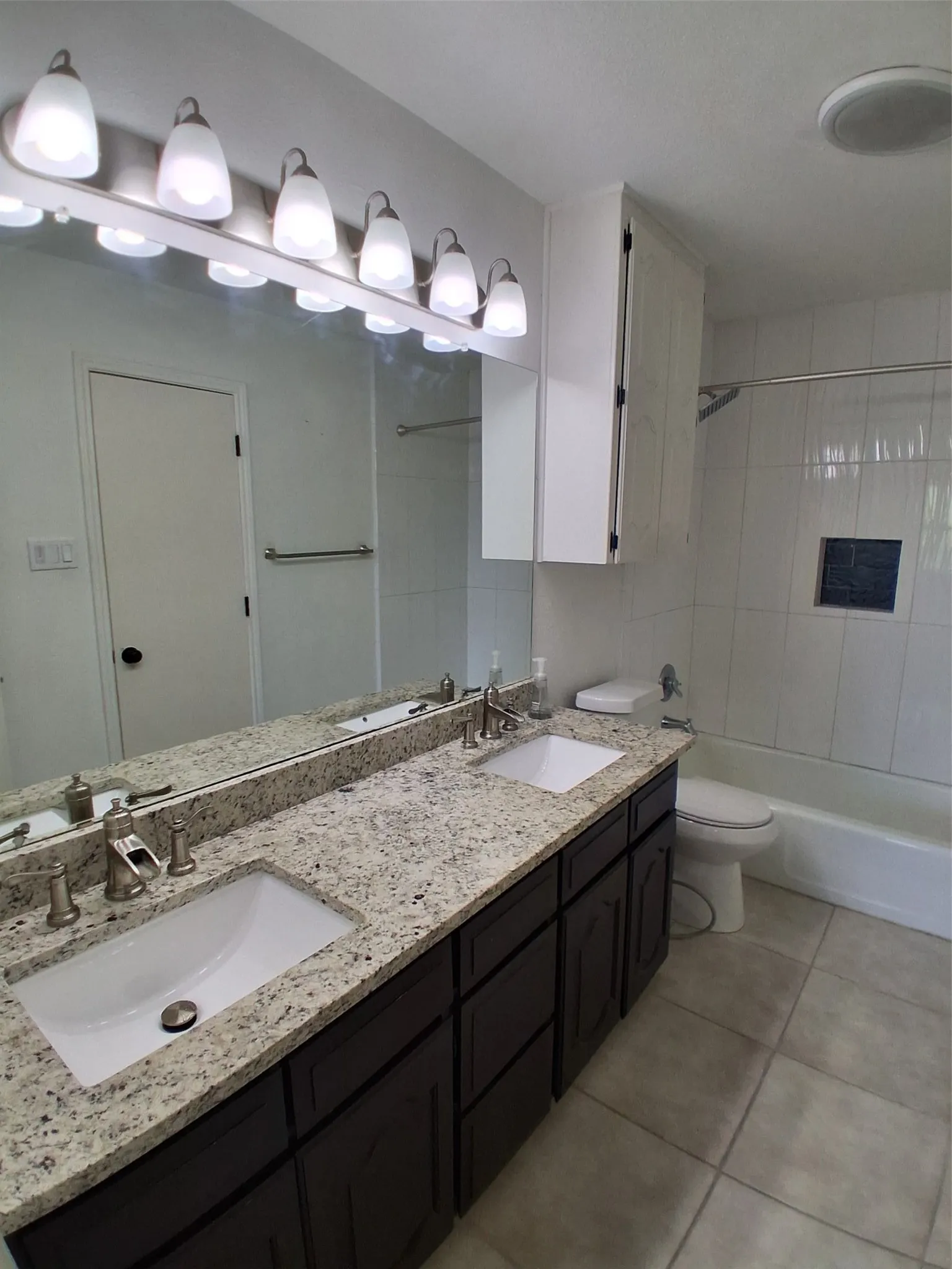 Single Family Residence For Rent in Tarrant County , 1503 Laguna Vista Way, Grapevine, Texas 76051, 3 Bedroom, 3 Bathroom, 2 Garage spaces, 1,616 Sqft, built in 1985, mls#21378437, Real Estate Agent in Grapevine, Homes For Rent in Tarrant county, Homes For Rent in Grapevine, Realtor in Grapevine Texas, Real Estate Brokerage Independent Realty Texas, Luminita Cordes Realtor