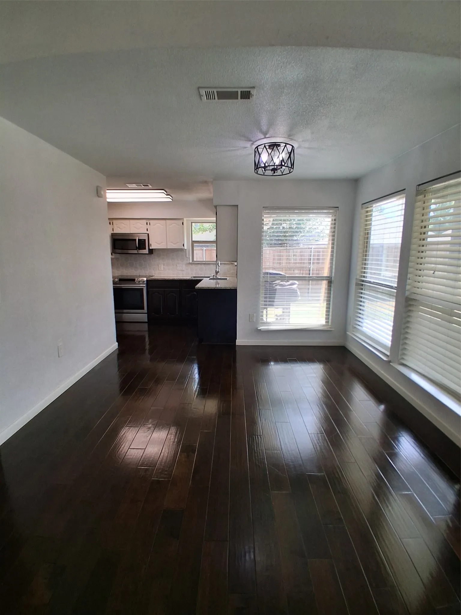 Single Family Residence For Rent in Tarrant County , 1503 Laguna Vista Way, Grapevine, Texas 76051, 3 Bedroom, 3 Bathroom, 2 Garage spaces, 1,616 Sqft, built in 1985, mls#21378437, Real Estate Agent in Grapevine, Homes For Rent in Tarrant county, Homes For Rent in Grapevine, Realtor in Grapevine Texas, Real Estate Brokerage Independent Realty Texas, Luminita Cordes Realtor