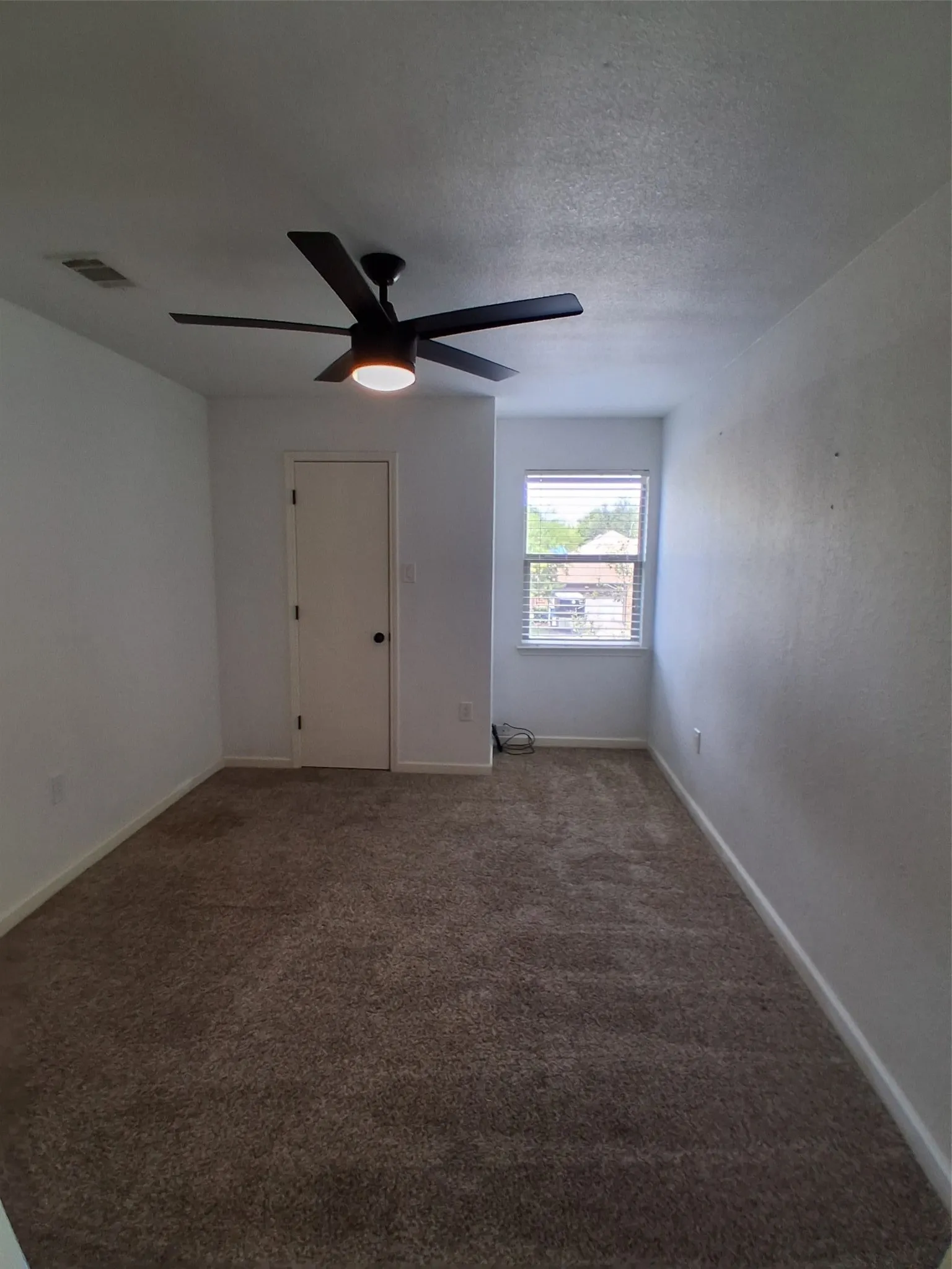 Single Family Residence For Rent in Tarrant County , 1503 Laguna Vista Way, Grapevine, Texas 76051, 3 Bedroom, 3 Bathroom, 2 Garage spaces, 1,616 Sqft, built in 1985, mls#21378437, Real Estate Agent in Grapevine, Homes For Rent in Tarrant county, Homes For Rent in Grapevine, Realtor in Grapevine Texas, Real Estate Brokerage Independent Realty Texas, Luminita Cordes Realtor