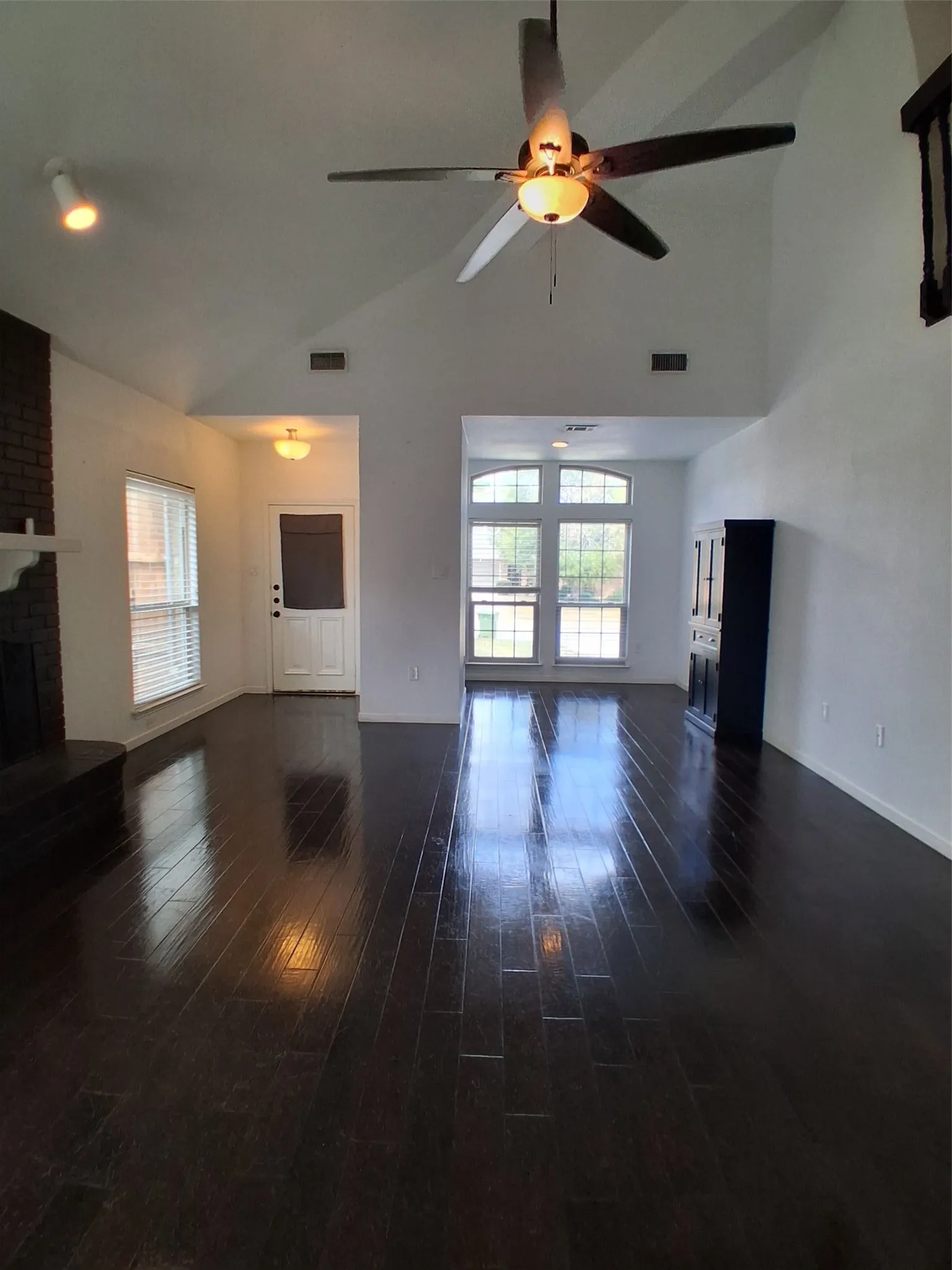 Single Family Residence For Rent in Tarrant County , 1503 Laguna Vista Way, Grapevine, Texas 76051, 3 Bedroom, 3 Bathroom, 2 Garage spaces, 1,616 Sqft, built in 1985, mls#21378437, Real Estate Agent in Grapevine, Homes For Rent in Tarrant county, Homes For Rent in Grapevine, Realtor in Grapevine Texas, Real Estate Brokerage Independent Realty Texas, Luminita Cordes Realtor