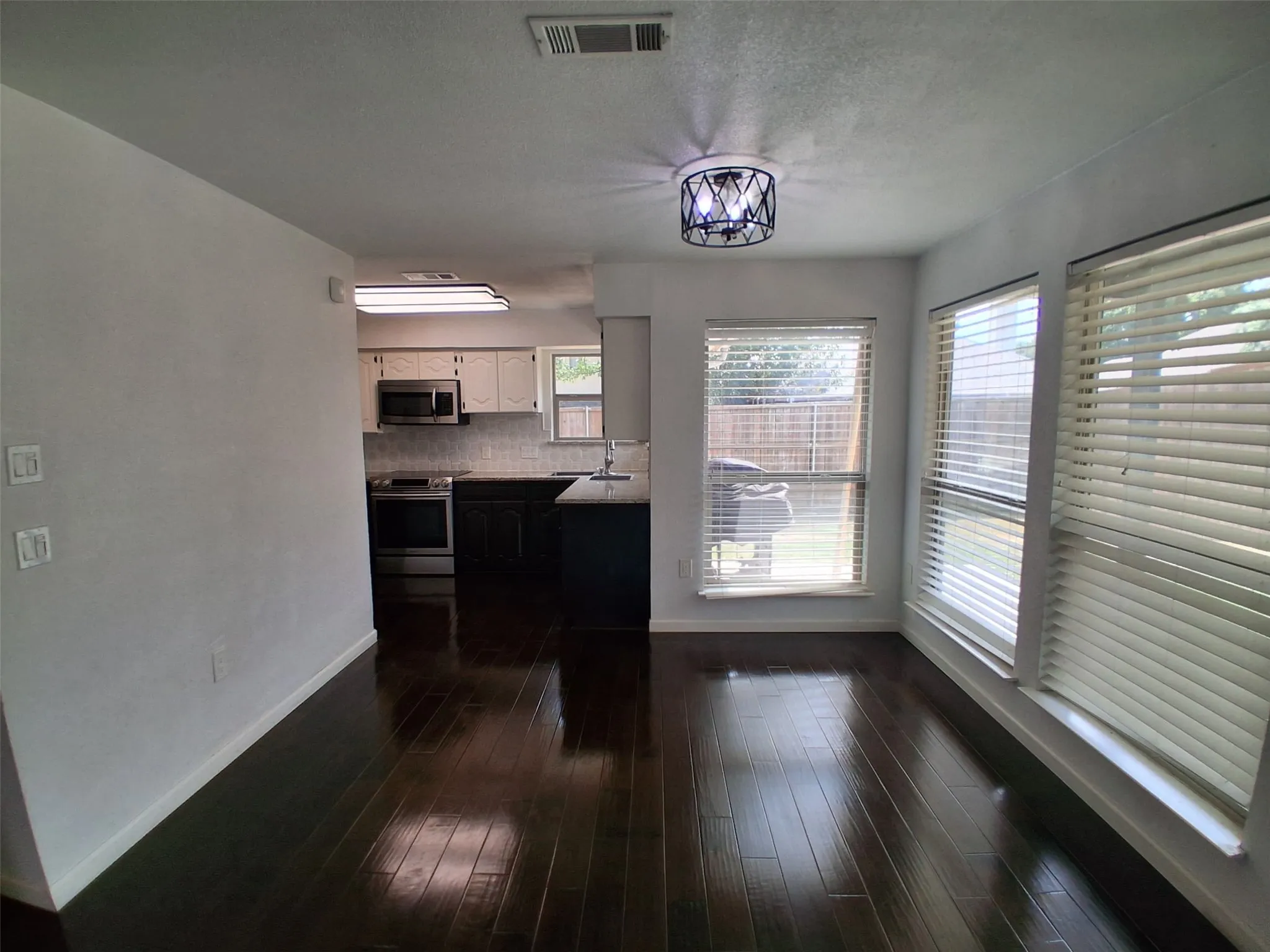 Single Family Residence For Rent in Tarrant County , 1503 Laguna Vista Way, Grapevine, Texas 76051, 3 Bedroom, 3 Bathroom, 2 Garage spaces, 1,616 Sqft, built in 1985, mls#21378437, Real Estate Agent in Grapevine, Homes For Rent in Tarrant county, Homes For Rent in Grapevine, Realtor in Grapevine Texas, Real Estate Brokerage Independent Realty Texas, Luminita Cordes Realtor