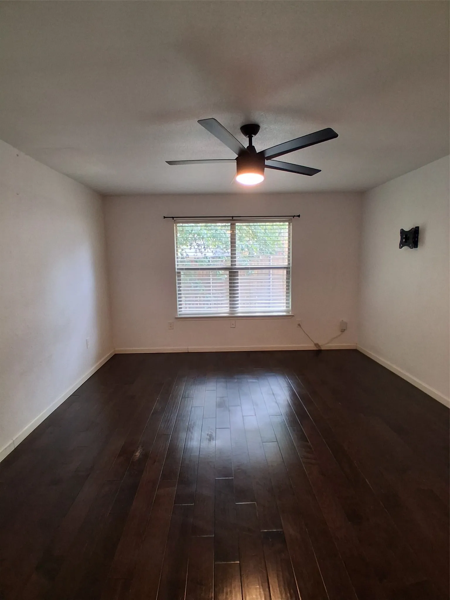 Single Family Residence For Rent in Tarrant County , 1503 Laguna Vista Way, Grapevine, Texas 76051, 3 Bedroom, 3 Bathroom, 2 Garage spaces, 1,616 Sqft, built in 1985, mls#21378437, Real Estate Agent in Grapevine, Homes For Rent in Tarrant county, Homes For Rent in Grapevine, Realtor in Grapevine Texas, Real Estate Brokerage Independent Realty Texas, Luminita Cordes Realtor