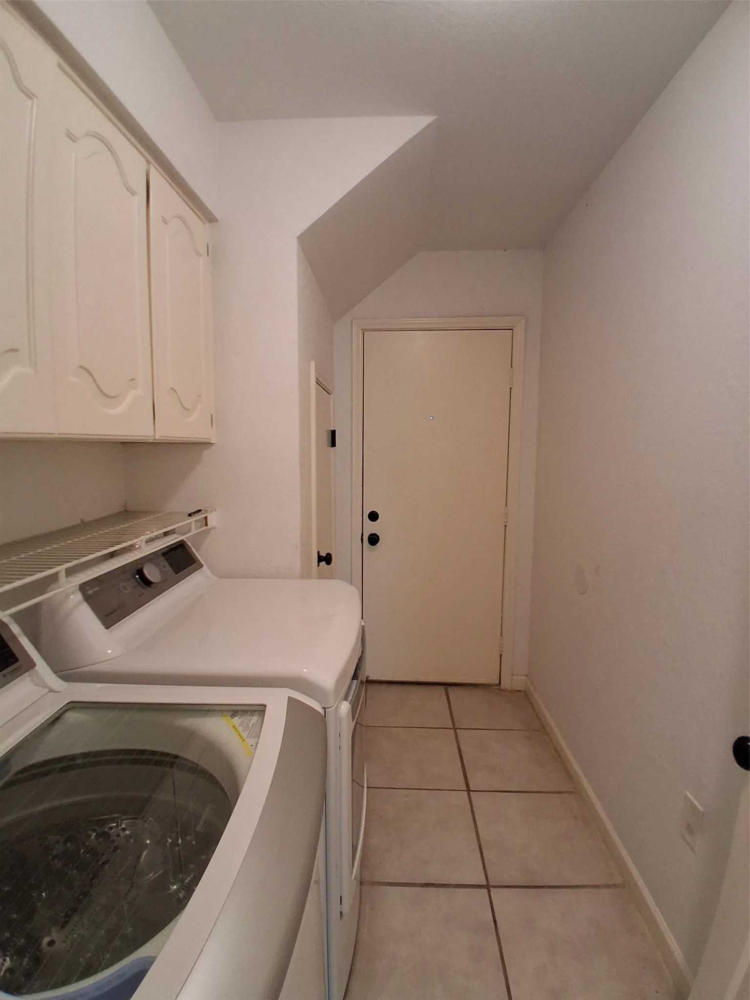 Single Family Residence For Rent in Tarrant County , 1503 Laguna Vista Way, Grapevine, Texas 76051, 3 Bedroom, 3 Bathroom, 2 Garage spaces, 1,616 Sqft, built in 1985, mls#21378437, Real Estate Agent in Grapevine, Homes For Rent in Tarrant county, Homes For Rent in Grapevine, Realtor in Grapevine Texas, Real Estate Brokerage Independent Realty Texas, Luminita Cordes Realtor