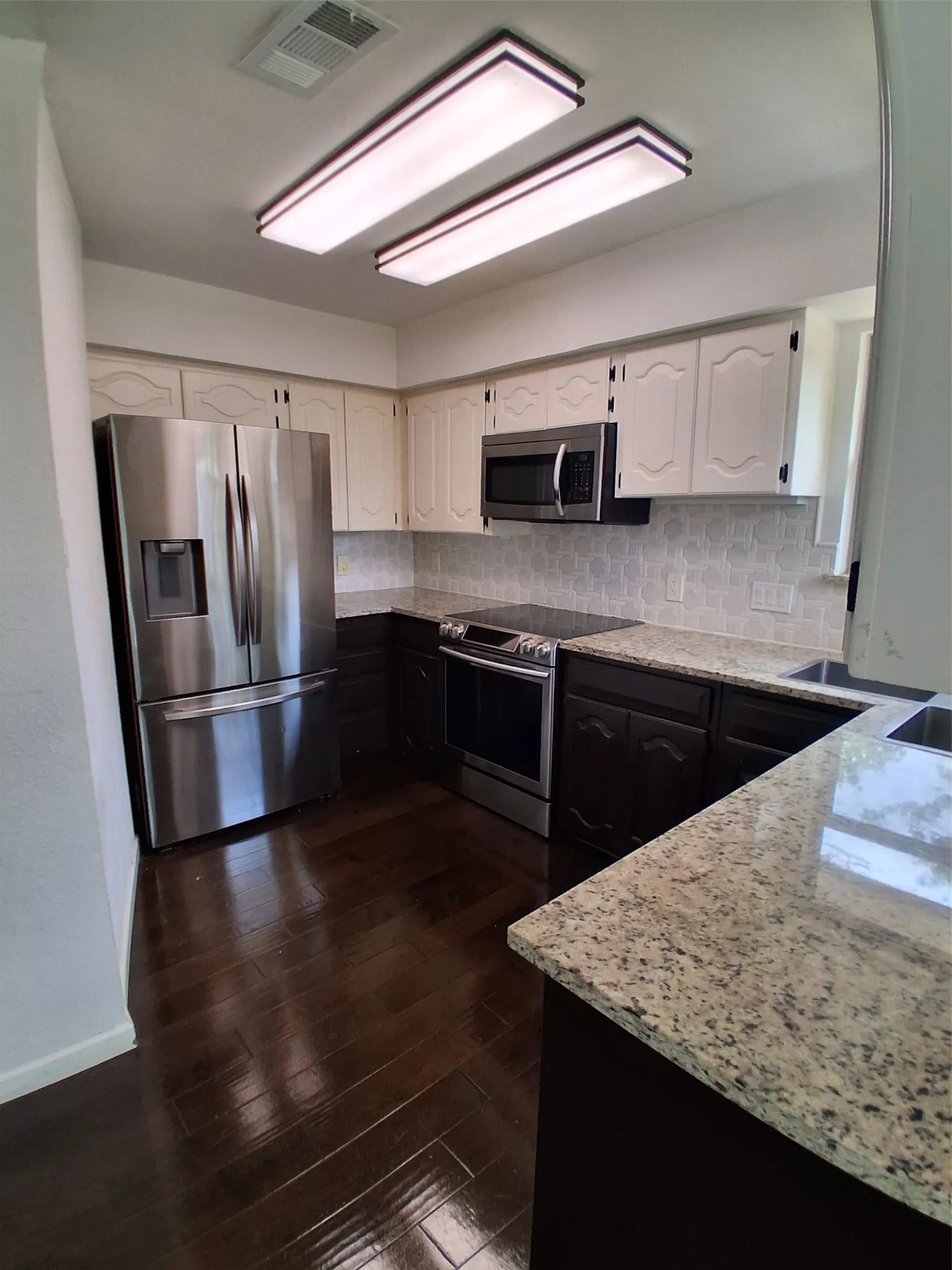 Single Family Residence For Rent in Tarrant County , 1503 Laguna Vista Way, Grapevine, Texas 76051, 3 Bedroom, 3 Bathroom, 2 Garage spaces, 1,616 Sqft, built in 1985, mls#21378437, Real Estate Agent in Grapevine, Homes For Rent in Tarrant county, Homes For Rent in Grapevine, Realtor in Grapevine Texas, Real Estate Brokerage Independent Realty Texas, Luminita Cordes Realtor